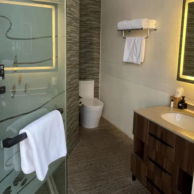 Toilet in Ramadaencore By Wyndham Shanghai Pud ong Airport -Provide free 24hour shuttle bus service for airport pick-up and drop-off at Pud ong Airport