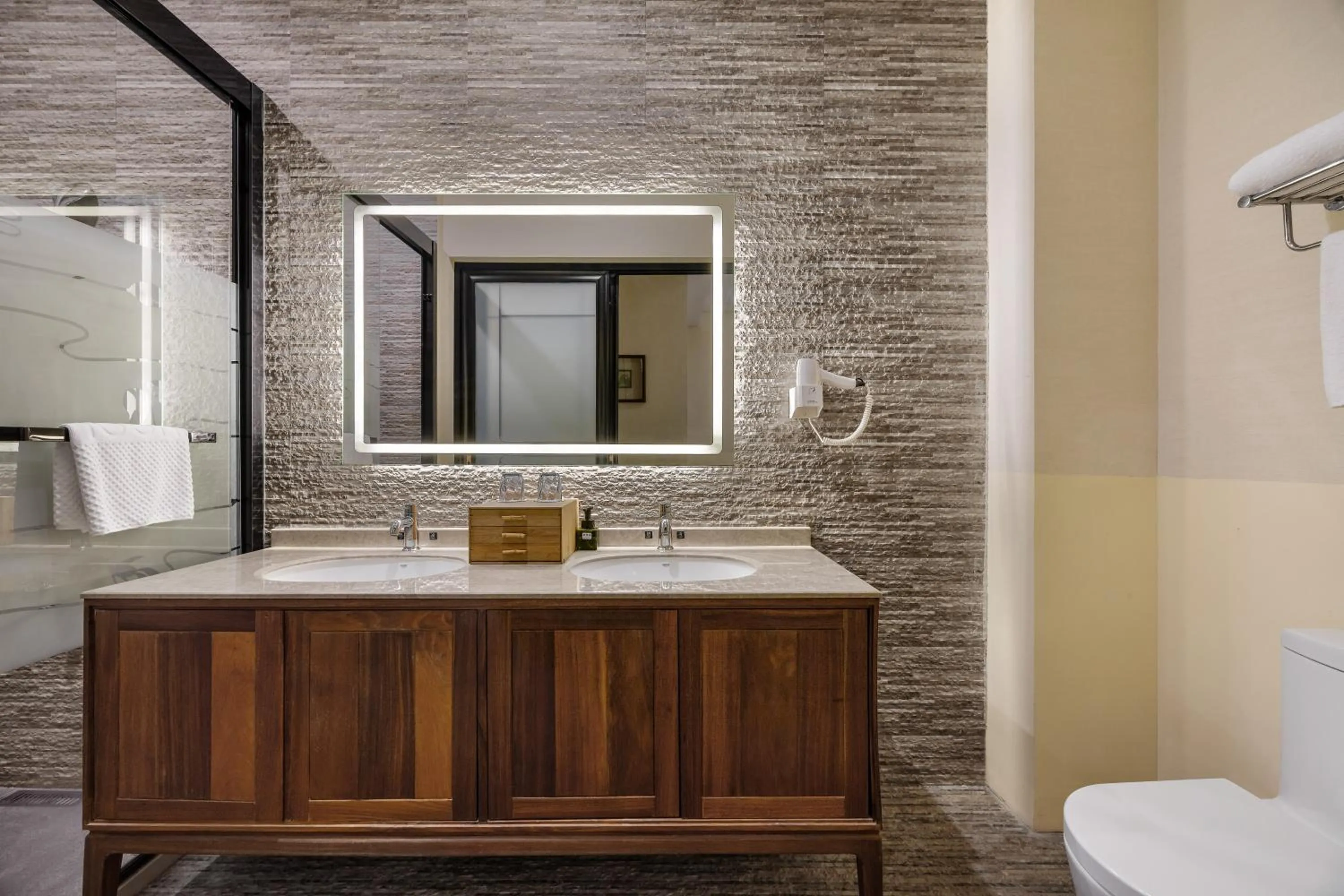 Toilet in Ramadaencore By Wyndham Shanghai Pud ong Airport -Provide free 24hour shuttle bus service for airport pick-up and drop-off at Pud ong Airport