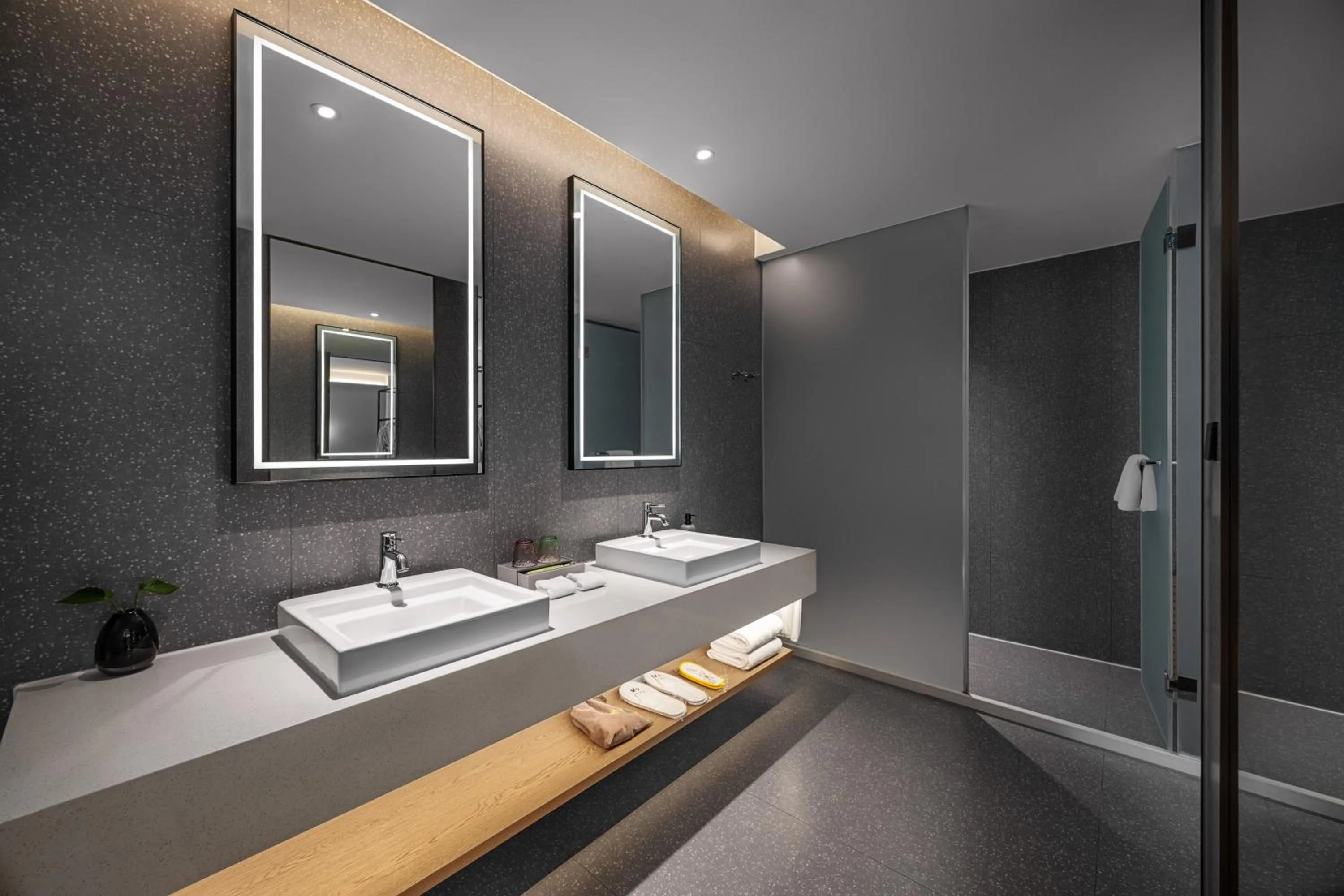 Shower in Ramadaencore By Wyndham Shanghai Pud ong Airport -Provide free 24hour shuttle bus service for airport pick-up and drop-off at Pud ong Airport