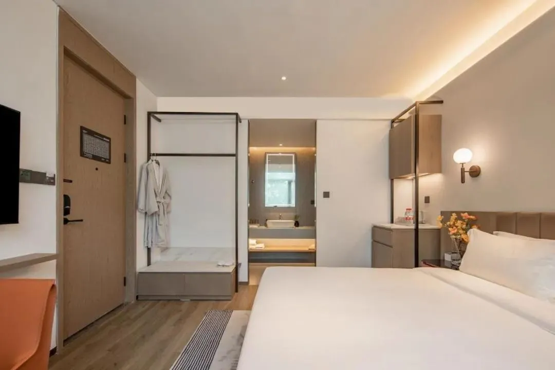 TV and multimedia, Bed in Ramadaencore By Wyndham Shanghai Pud ong Airport -Provide free 24hour shuttle bus service for airport pick-up and drop-off at Pud ong Airport