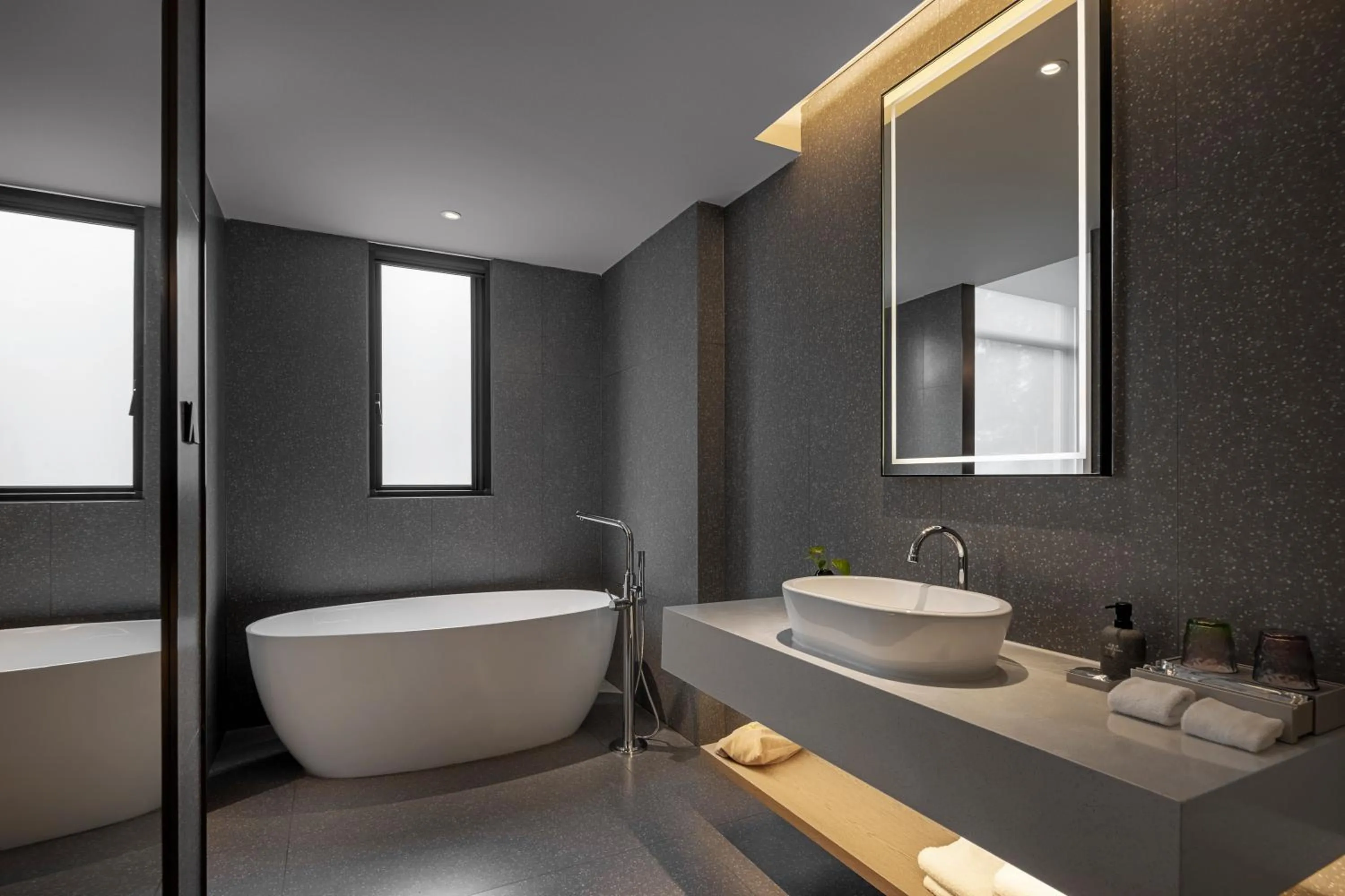 Bath in Ramadaencore By Wyndham Shanghai Pud ong Airport -Provide free 24hour shuttle bus service for airport pick-up and drop-off at Pud ong Airport