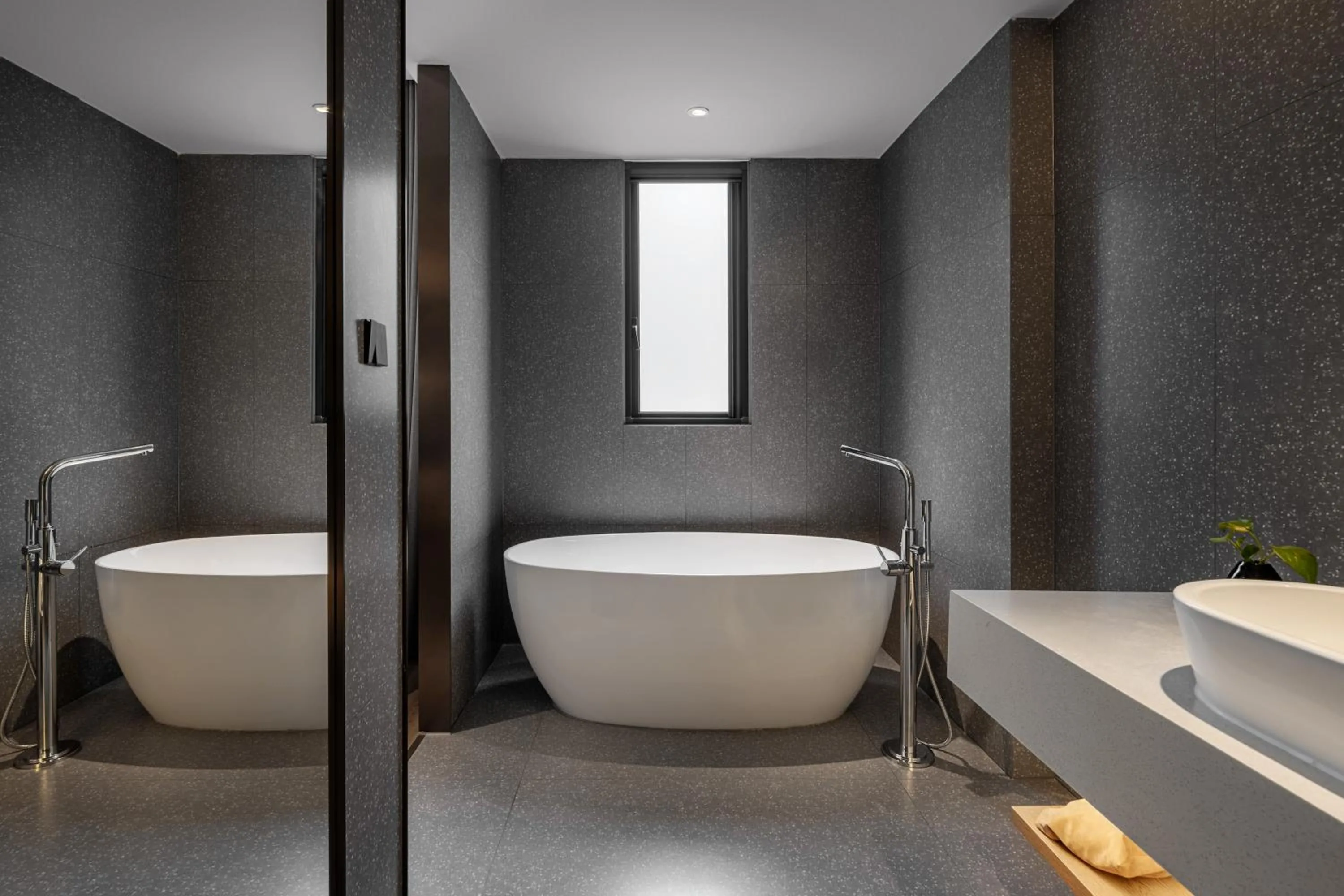 Bathroom in Ramadaencore By Wyndham Shanghai Pud ong Airport -Provide free 24hour shuttle bus service for airport pick-up and drop-off at Pud ong Airport