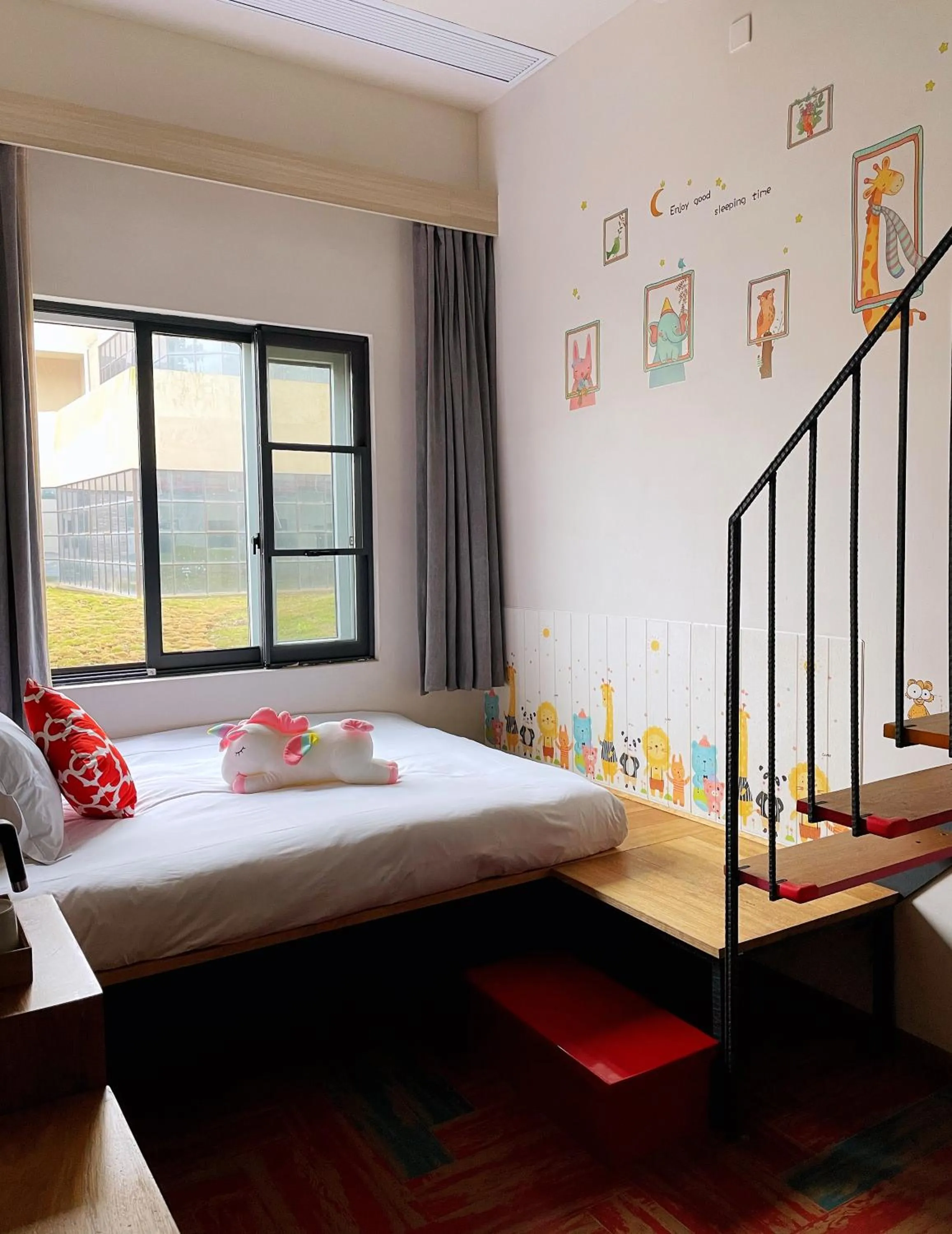 Bed in Ramadaencore By Wyndham Shanghai Pud ong Airport -Provide free 24hour shuttle bus service for airport pick-up and drop-off at Pud ong Airport