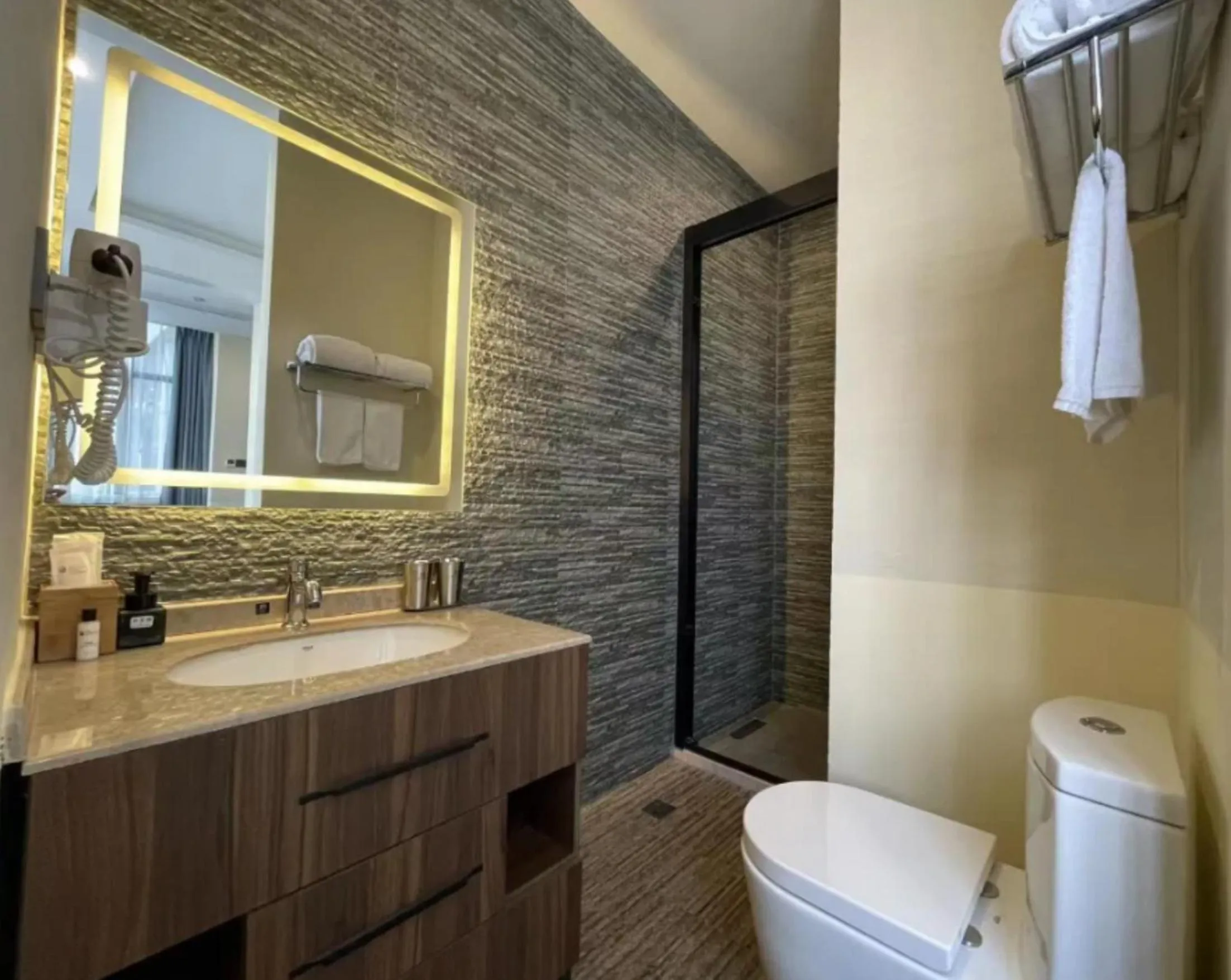 Toilet in Ramadaencore By Wyndham Shanghai Pud ong Airport -Provide free 24hour shuttle bus service for airport pick-up and drop-off at Pud ong Airport