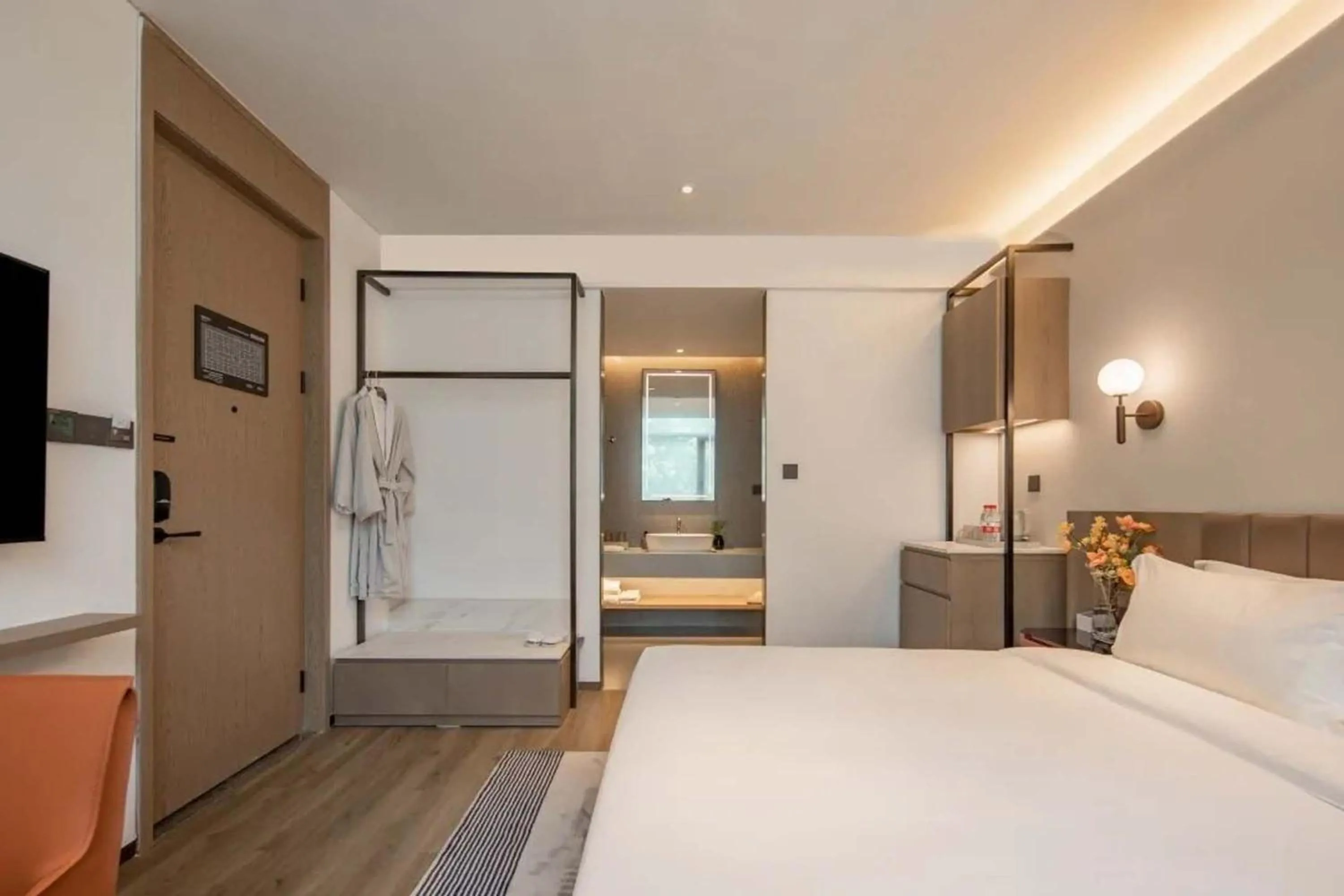 Bed in Ramadaencore By Wyndham Shanghai Pud ong Airport -Provide free 24hour shuttle bus service for airport pick-up and drop-off at Pud ong Airport