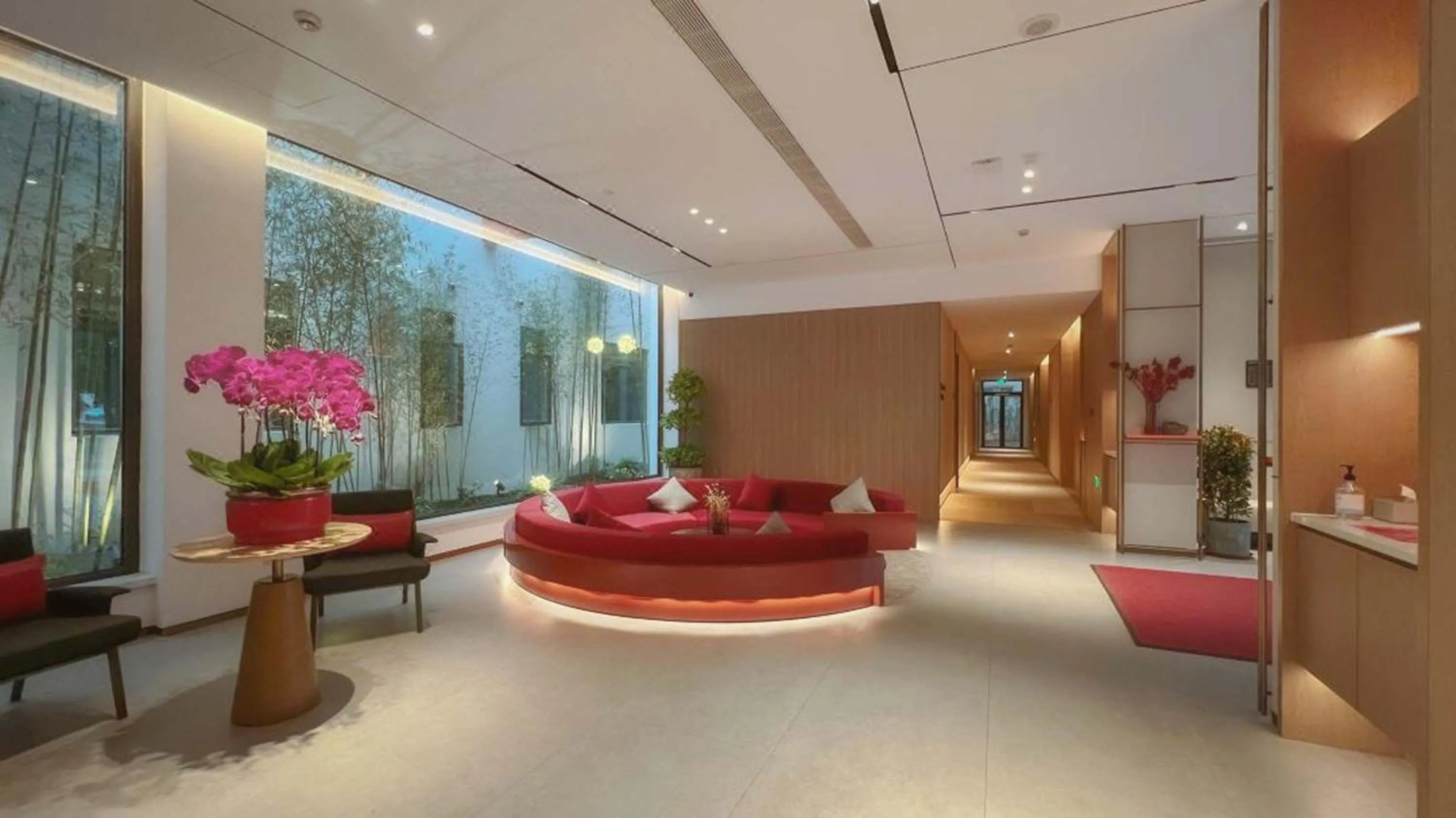Seating area in Ramadaencore By Wyndham Shanghai Pud ong Airport -Provide free 24hour shuttle bus service for airport pick-up and drop-off at Pud ong Airport