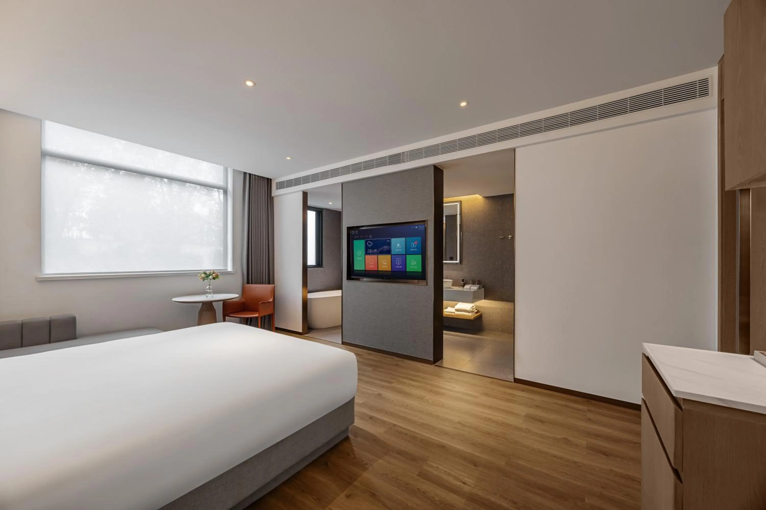 Bed in Ramadaencore By Wyndham Shanghai Pud ong Airport -Provide free 24hour shuttle bus service for airport pick-up and drop-off at Pud ong Airport