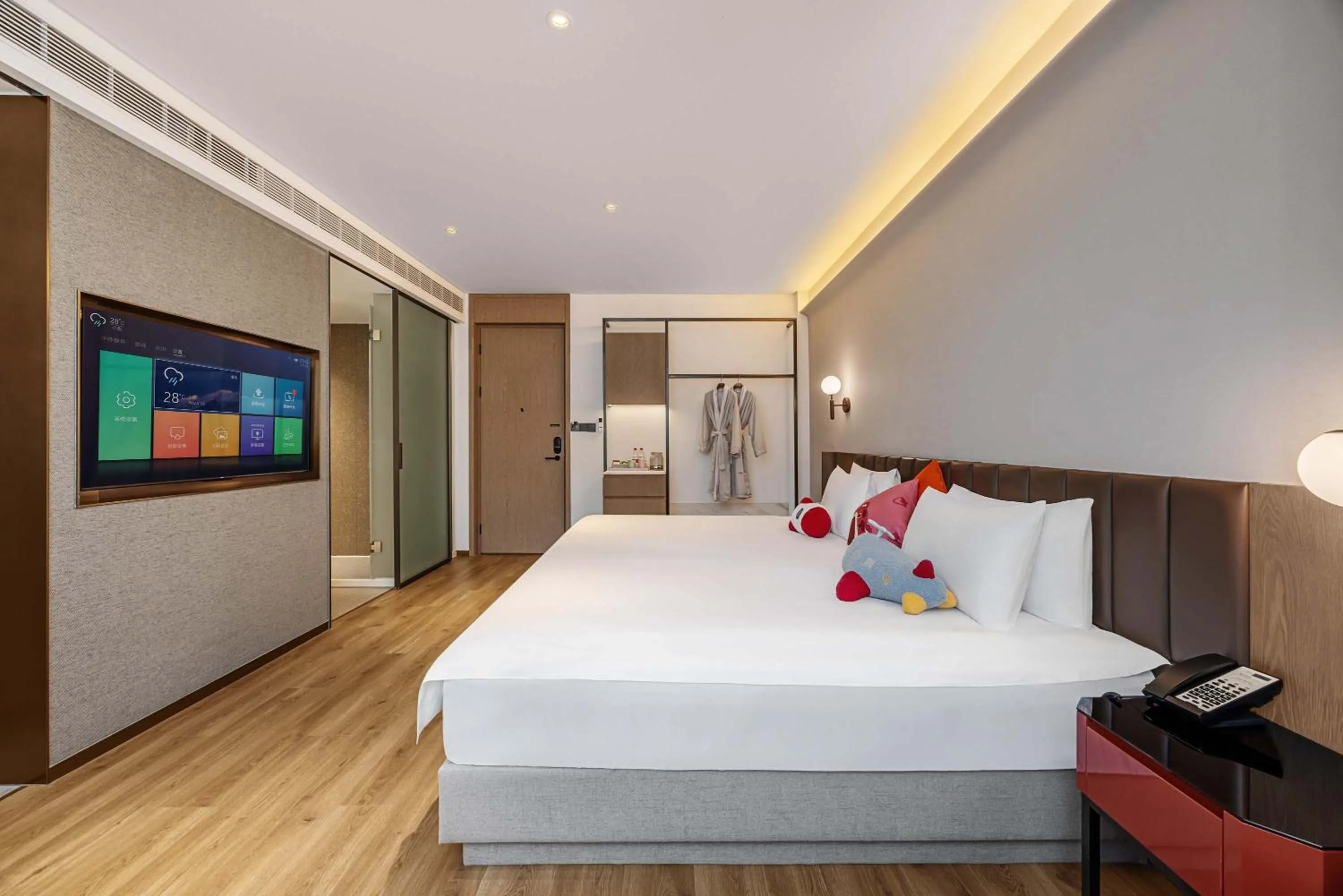 Photo of the whole room, Bed in Ramadaencore By Wyndham Shanghai Pud ong Airport -Provide free 24hour shuttle bus service for airport pick-up and drop-off at Pud ong Airport