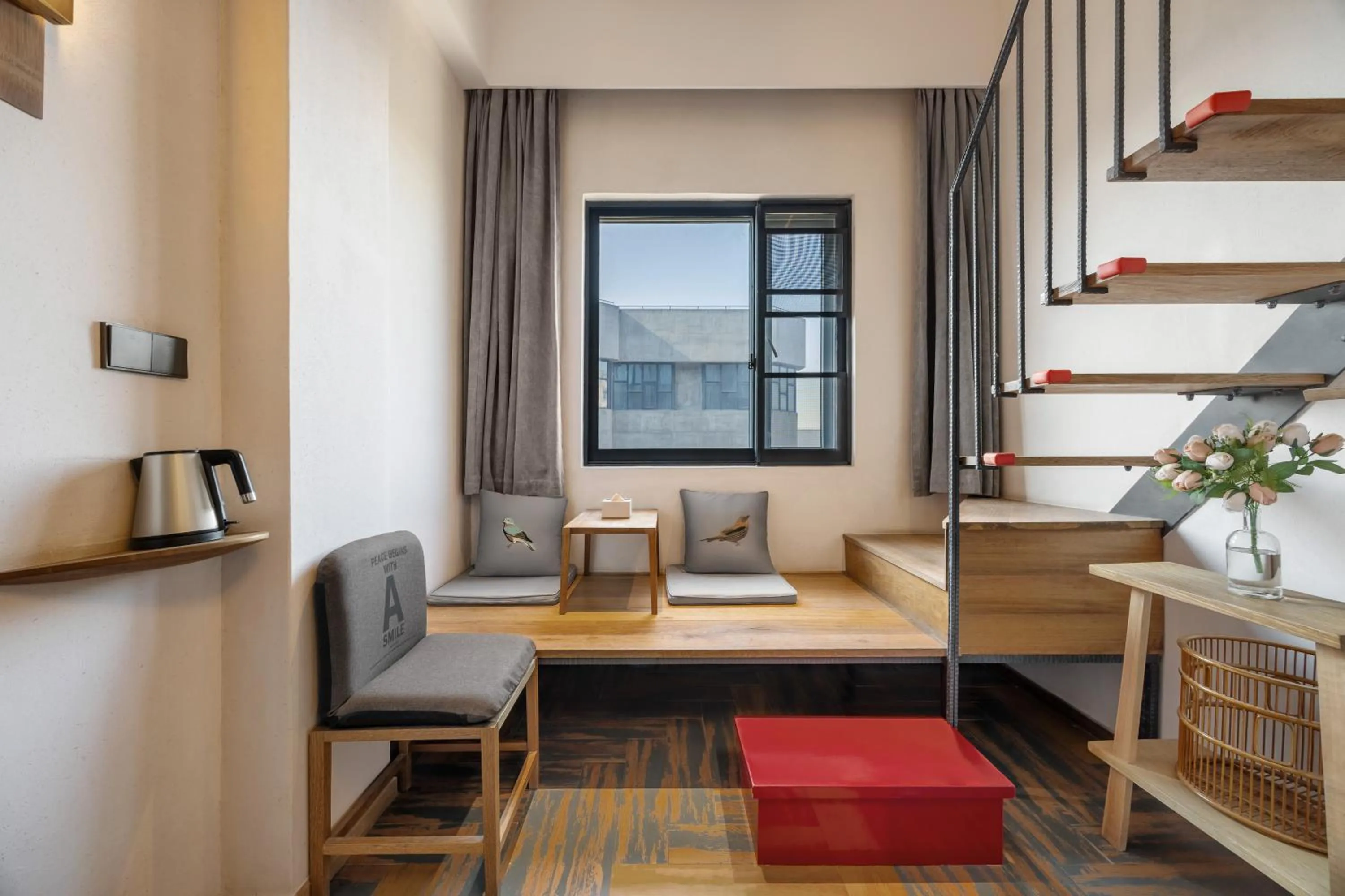 Photo of the whole room in Ramadaencore By Wyndham Shanghai Pud ong Airport -Provide free 24hour shuttle bus service for airport pick-up and drop-off at Pud ong Airport