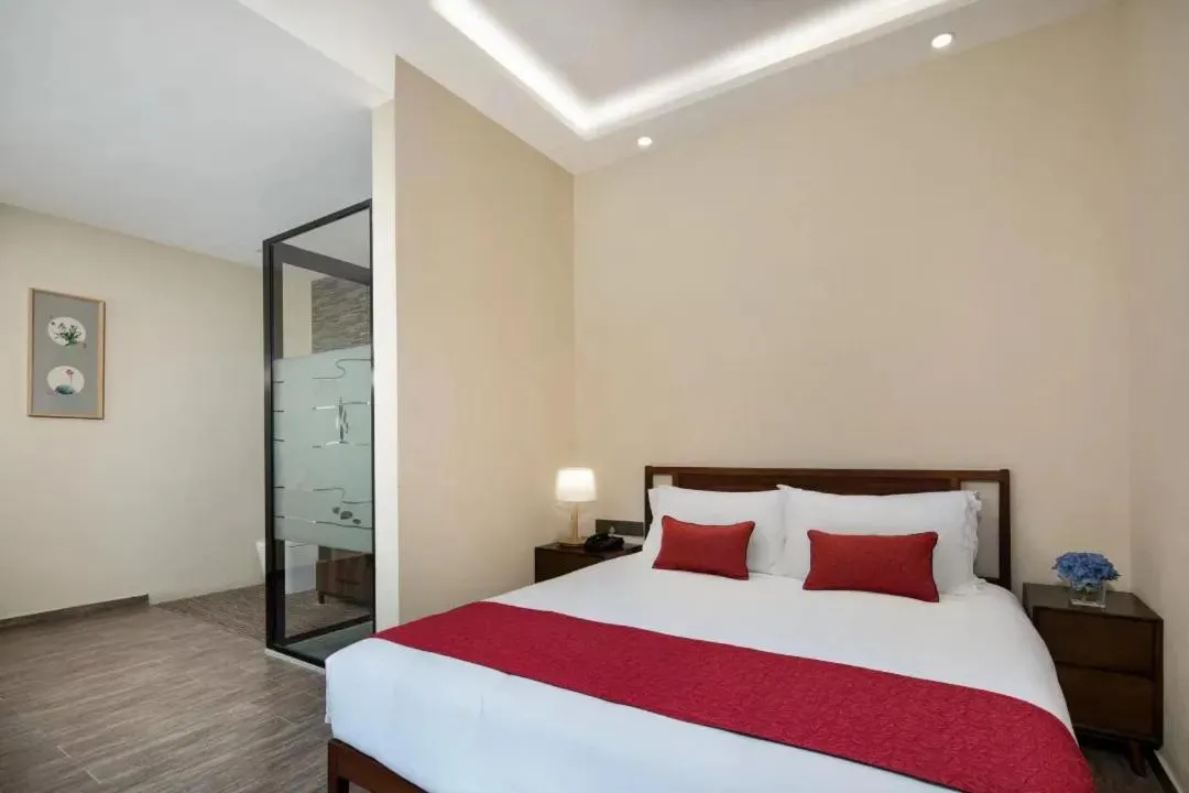 Bed in Ramadaencore By Wyndham Shanghai Pud ong Airport -Provide free 24hour shuttle bus service for airport pick-up and drop-off at Pud ong Airport