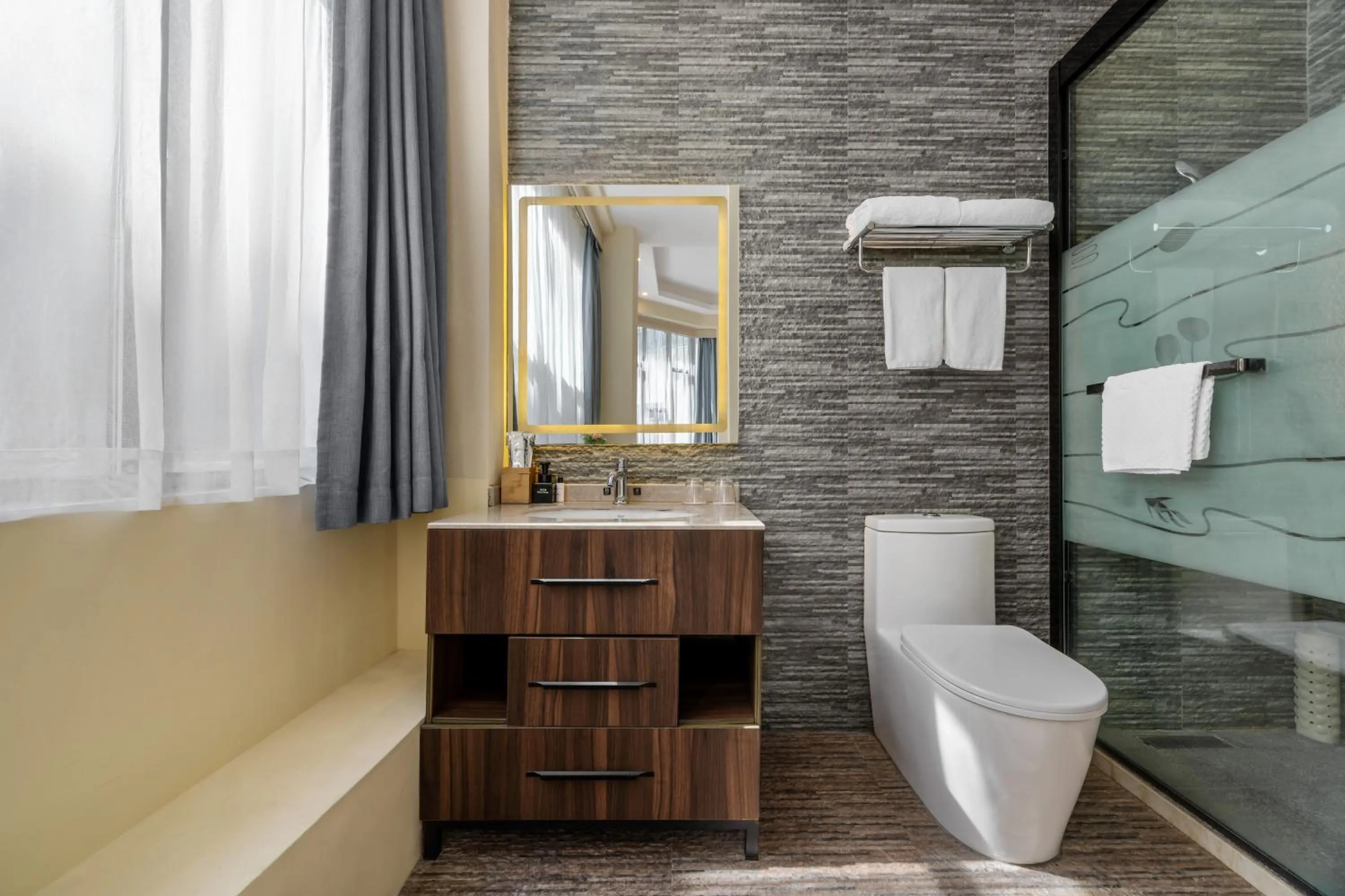 Toilet in Ramadaencore By Wyndham Shanghai Pud ong Airport -Provide free 24hour shuttle bus service for airport pick-up and drop-off at Pud ong Airport