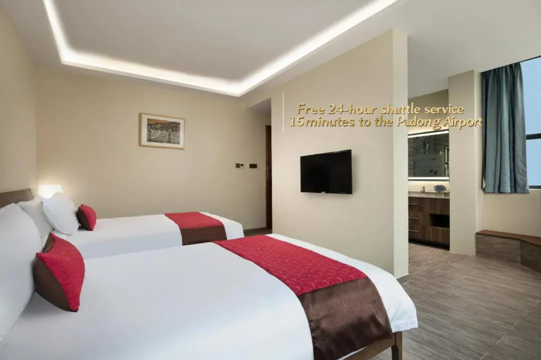 Bed in Ramadaencore By Wyndham Shanghai Pud ong Airport -Provide free 24hour shuttle bus service for airport pick-up and drop-off at Pud ong Airport
