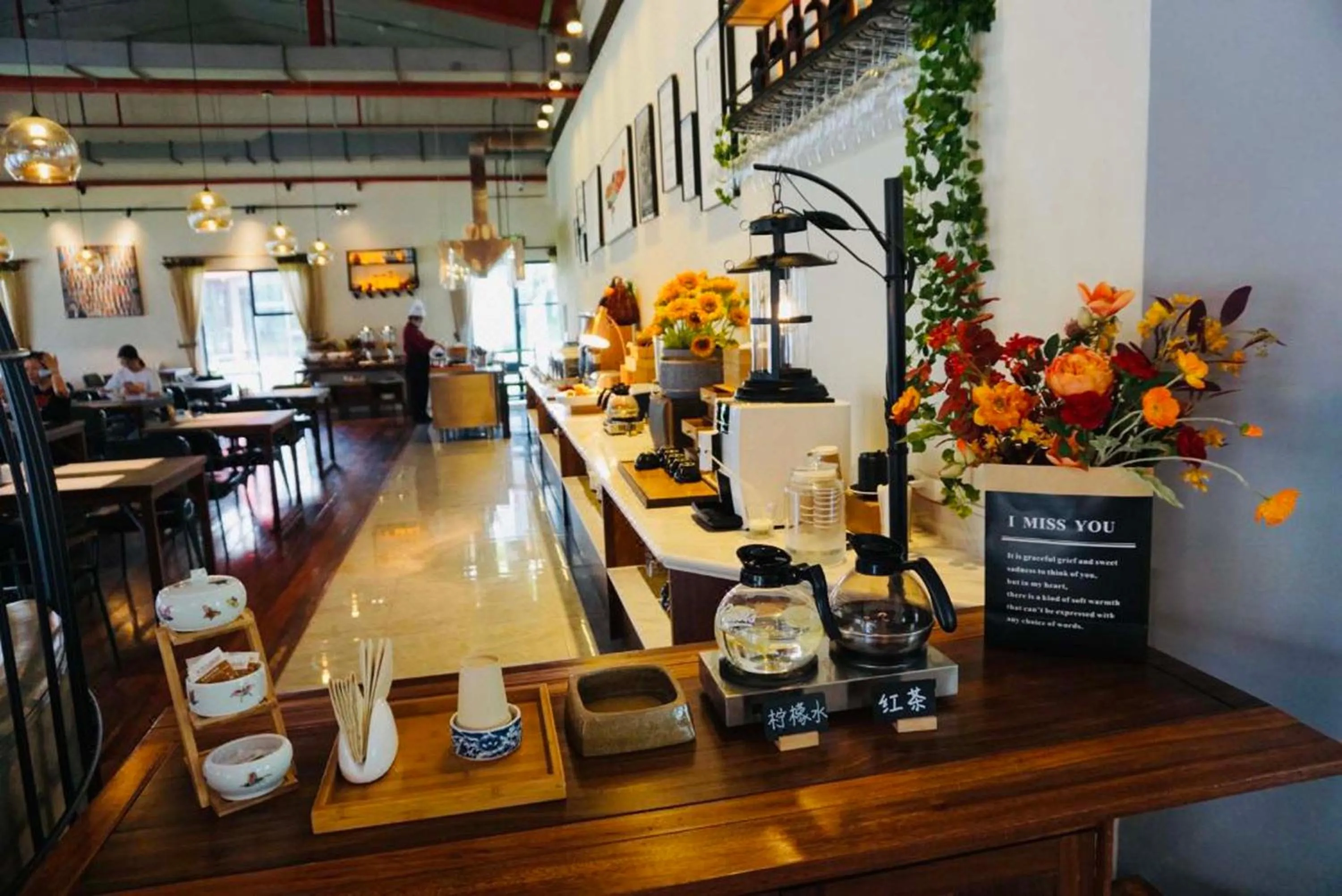 Restaurant/places to eat in Ramadaencore By Wyndham Shanghai Pud ong Airport -Provide free 24hour shuttle bus service for airport pick-up and drop-off at Pud ong Airport