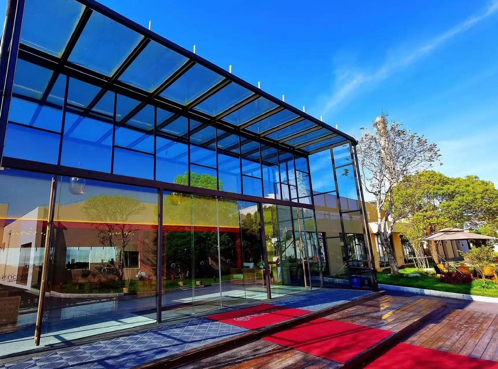 Property building in Ramadaencore By Wyndham Shanghai Pud ong Airport -Provide free 24hour shuttle bus service for airport pick-up and drop-off at Pud ong Airport