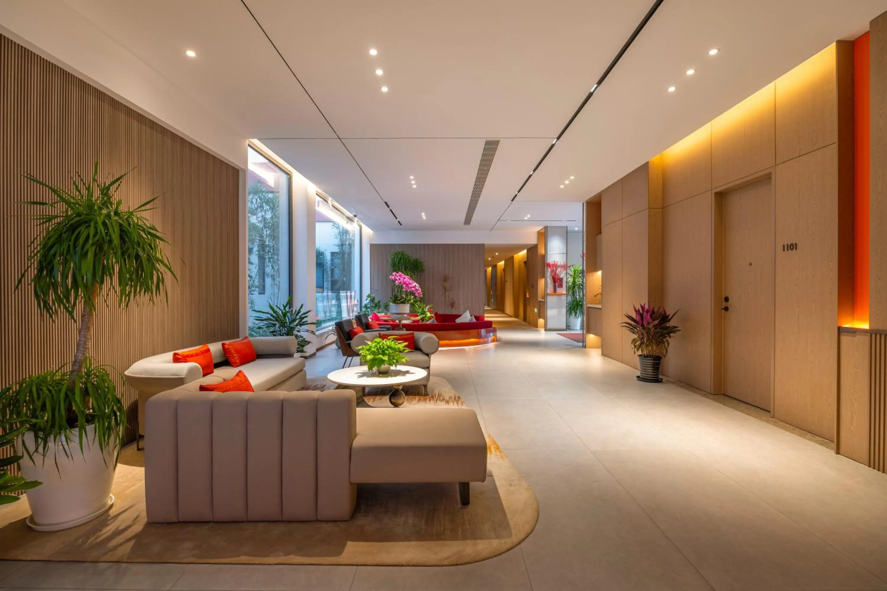 Property building in Ramadaencore By Wyndham Shanghai Pud ong Airport -Provide free 24hour shuttle bus service for airport pick-up and drop-off at Pud ong Airport