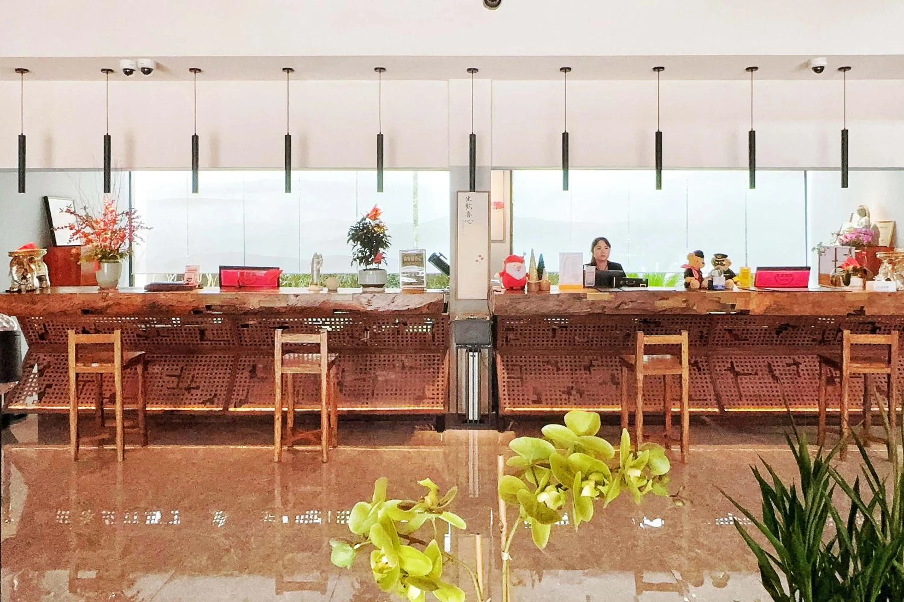 Lobby or reception in Ramadaencore By Wyndham Shanghai Pud ong Airport -Provide free 24hour shuttle bus service for airport pick-up and drop-off at Pud ong Airport