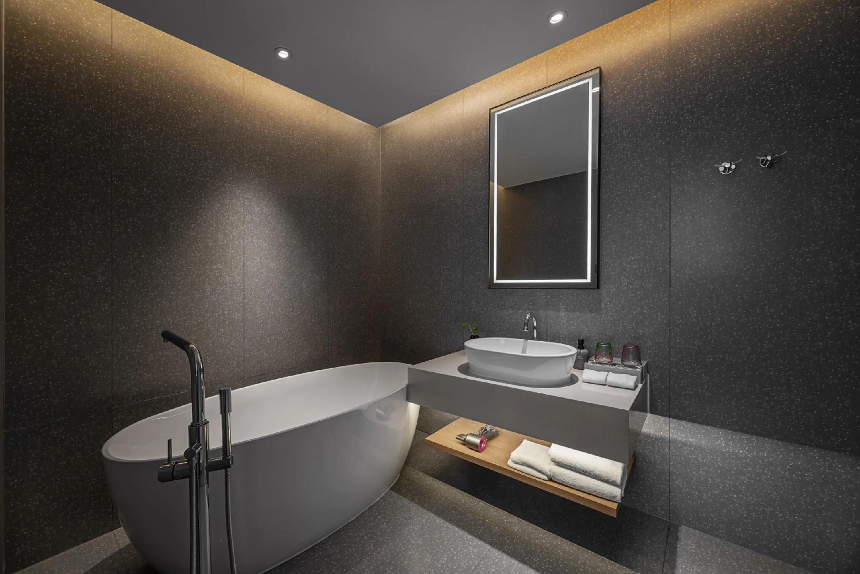 Bathroom in Ramadaencore By Wyndham Shanghai Pud ong Airport -Provide free 24hour shuttle bus service for airport pick-up and drop-off at Pud ong Airport