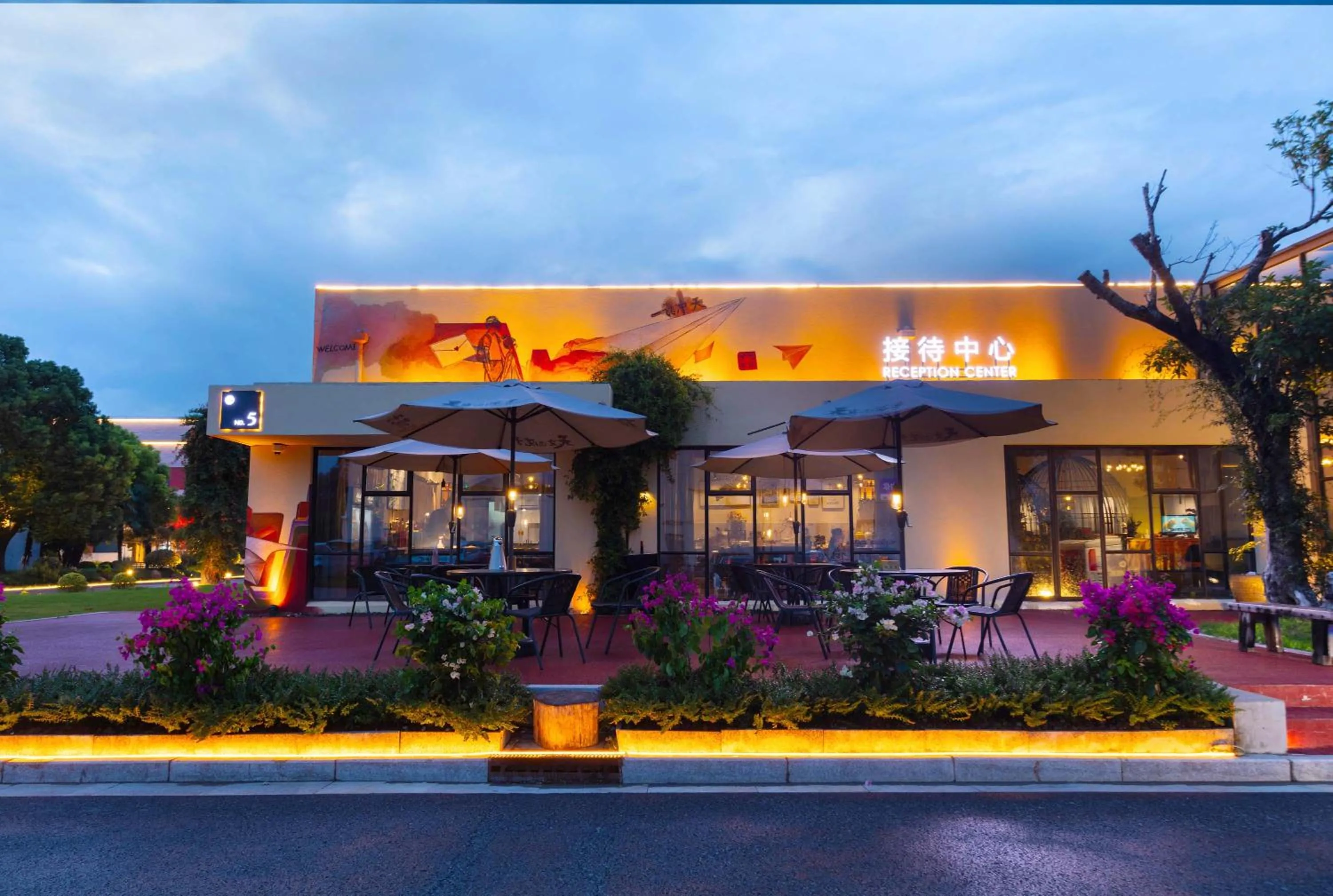 Property building in Ramadaencore By Wyndham Shanghai Pud ong Airport -Provide free 24hour shuttle bus service for airport pick-up and drop-off at Pud ong Airport