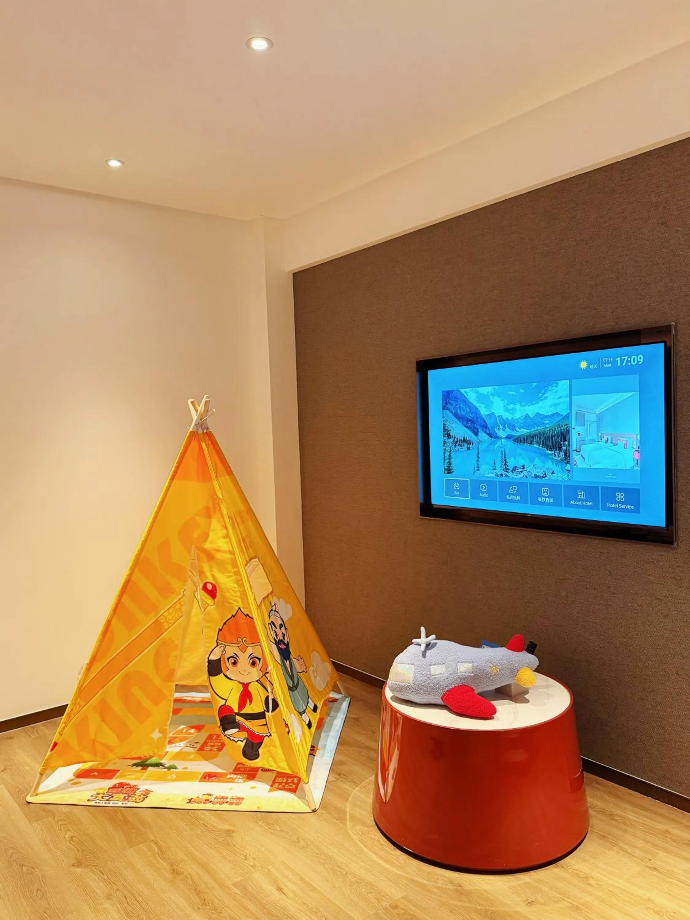 Photo of the whole room in Ramadaencore By Wyndham Shanghai Pud ong Airport -Provide free 24hour shuttle bus service for airport pick-up and drop-off at Pud ong Airport