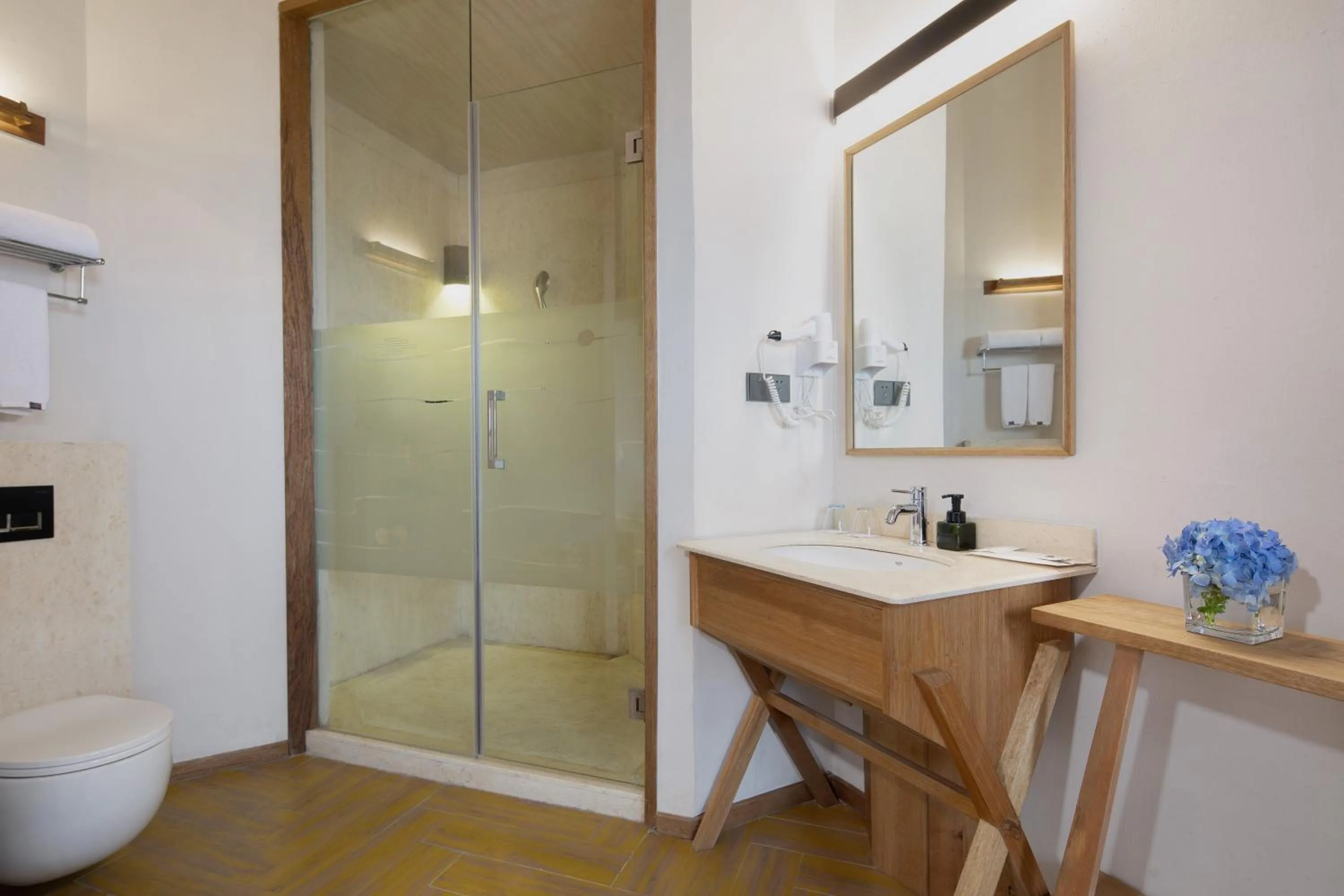 Shower in Ramadaencore By Wyndham Shanghai Pud ong Airport -Provide free 24hour shuttle bus service for airport pick-up and drop-off at Pud ong Airport