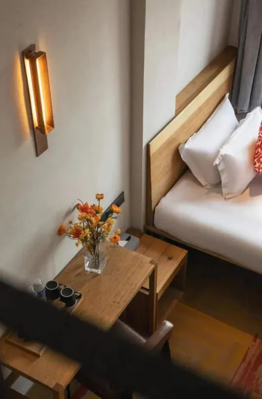 Seating area, Bed in Ramadaencore By Wyndham Shanghai Pud ong Airport -Provide free 24hour shuttle bus service for airport pick-up and drop-off at Pud ong Airport