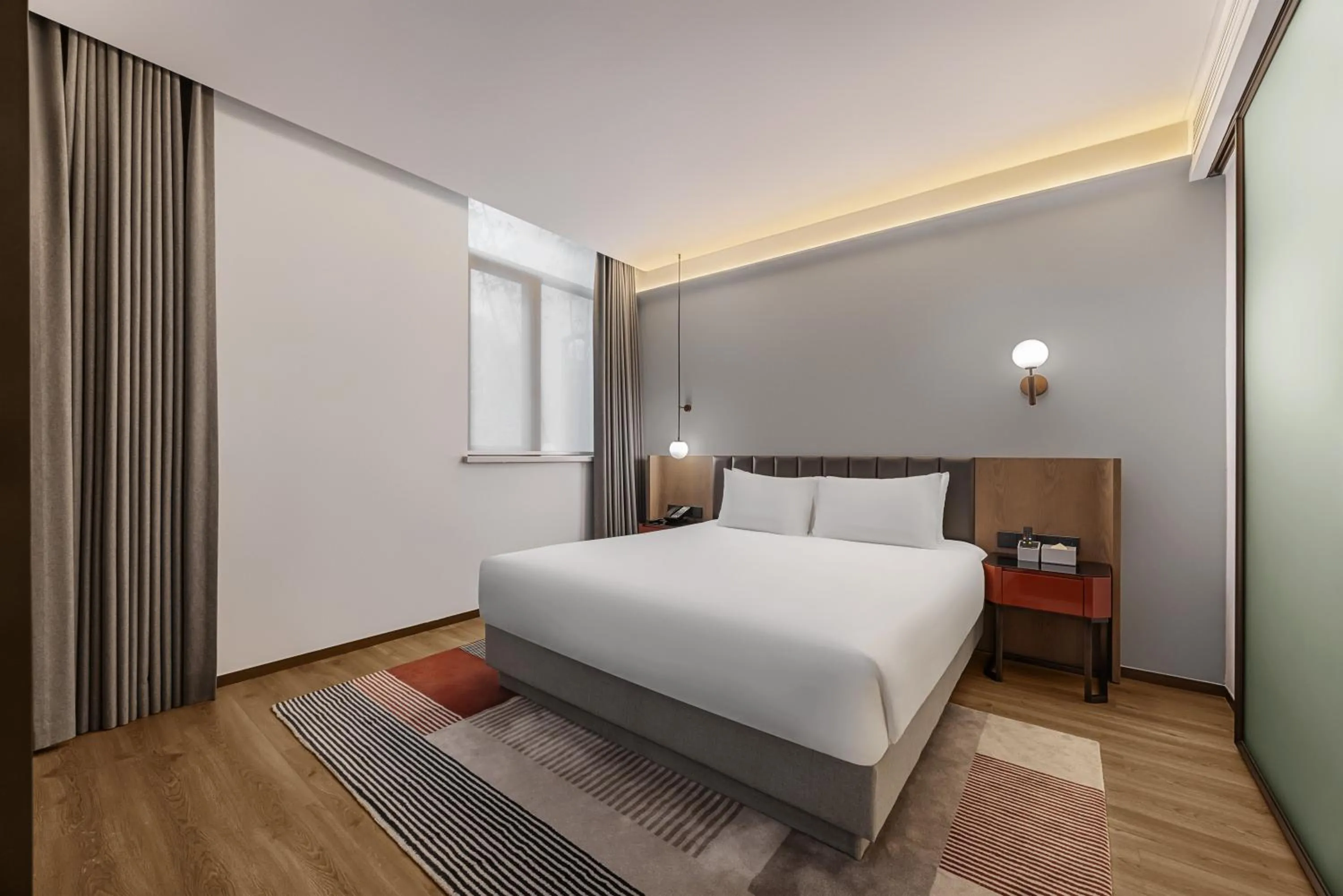 Photo of the whole room, Bed in Ramadaencore By Wyndham Shanghai Pud ong Airport -Provide free 24hour shuttle bus service for airport pick-up and drop-off at Pud ong Airport
