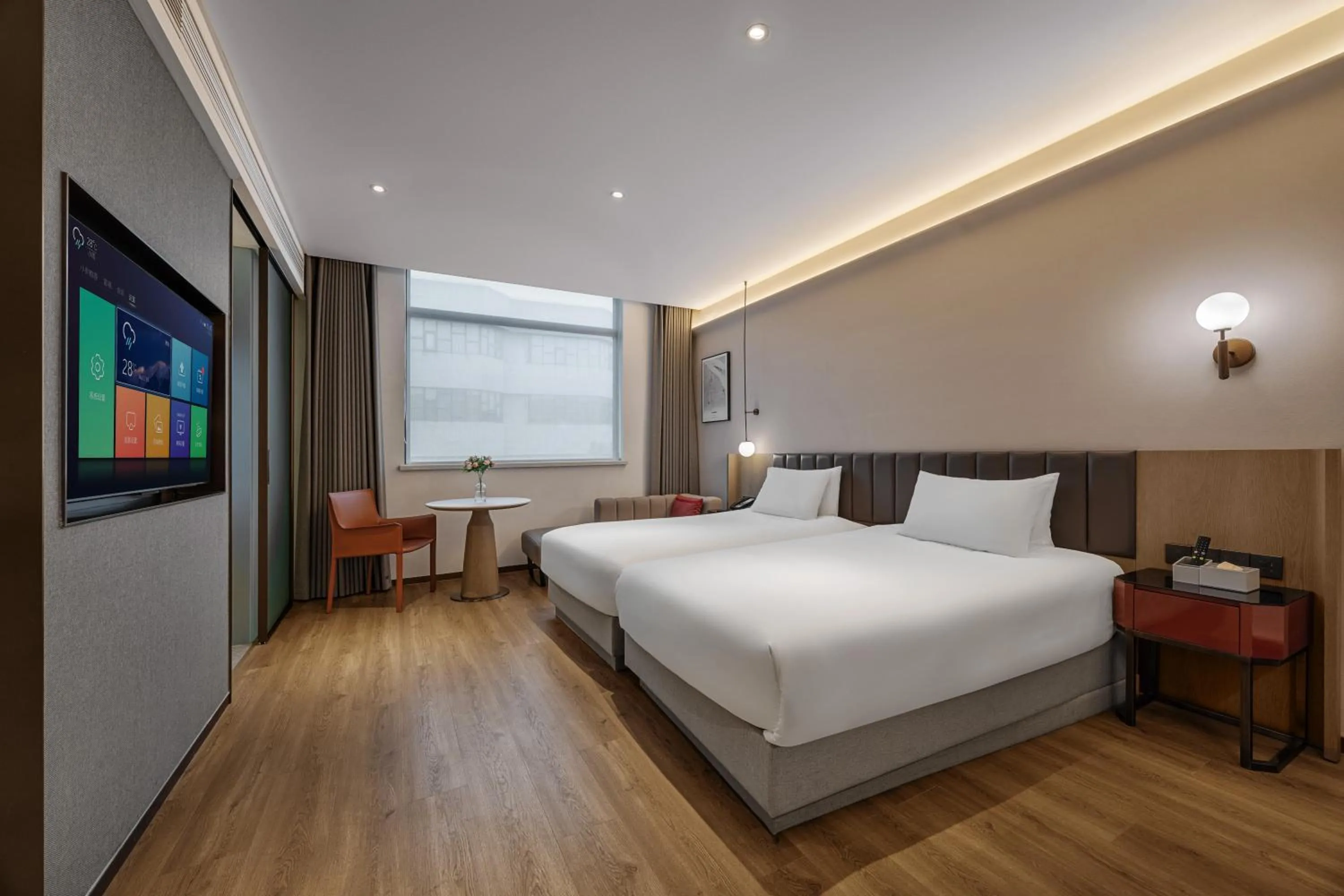 Bed in Ramadaencore By Wyndham Shanghai Pud ong Airport -Provide free 24hour shuttle bus service for airport pick-up and drop-off at Pud ong Airport
