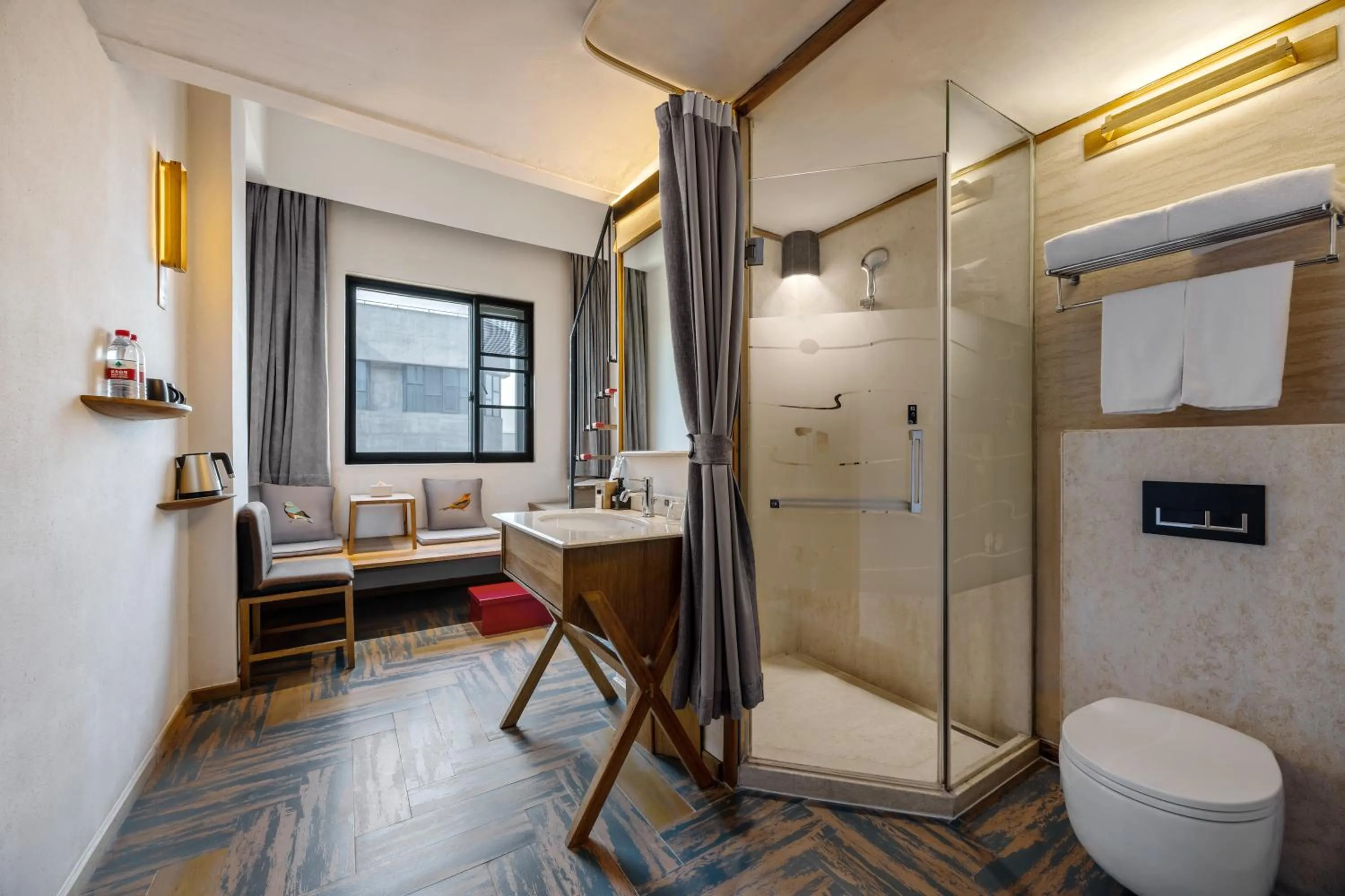 Shower in Ramadaencore By Wyndham Shanghai Pud ong Airport -Provide free 24hour shuttle bus service for airport pick-up and drop-off at Pud ong Airport