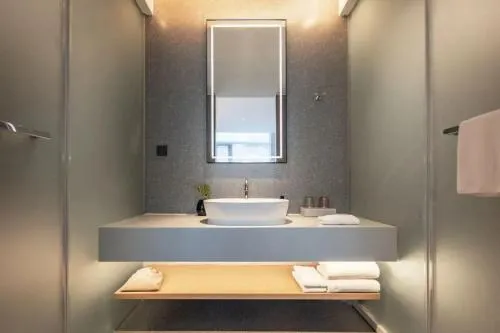 Bathroom in Ramadaencore By Wyndham Shanghai Pud ong Airport -Provide free 24hour shuttle bus service for airport pick-up and drop-off at Pud ong Airport