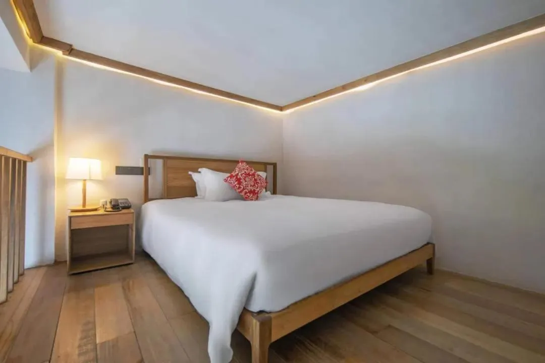 Property building, Bed in Ramadaencore By Wyndham Shanghai Pud ong Airport -Provide free 24hour shuttle bus service for airport pick-up and drop-off at Pud ong Airport