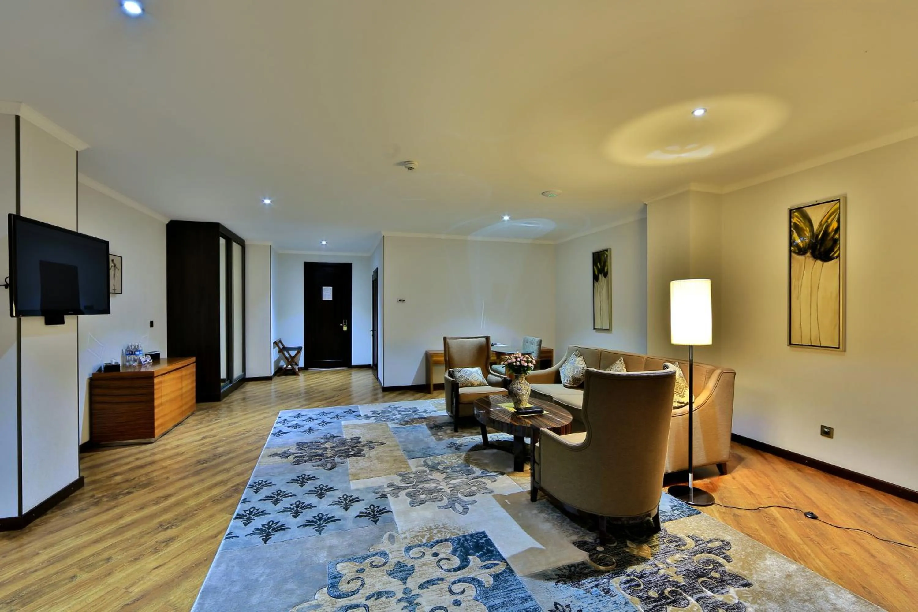 Restaurant/places to eat in Damas International Hotel