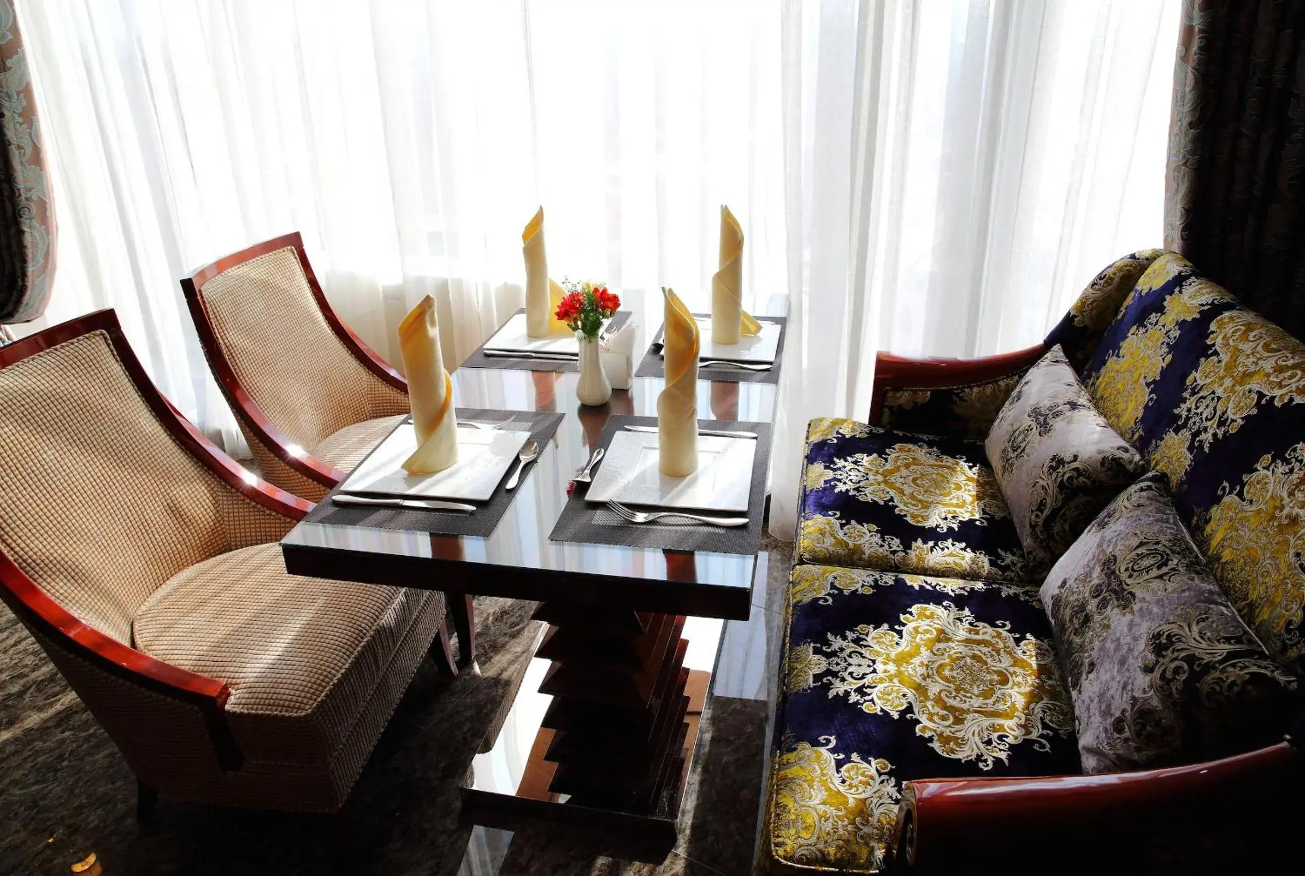 Restaurant/places to eat in Damas International Hotel Restaurant/places to eat in Damas International Hotel