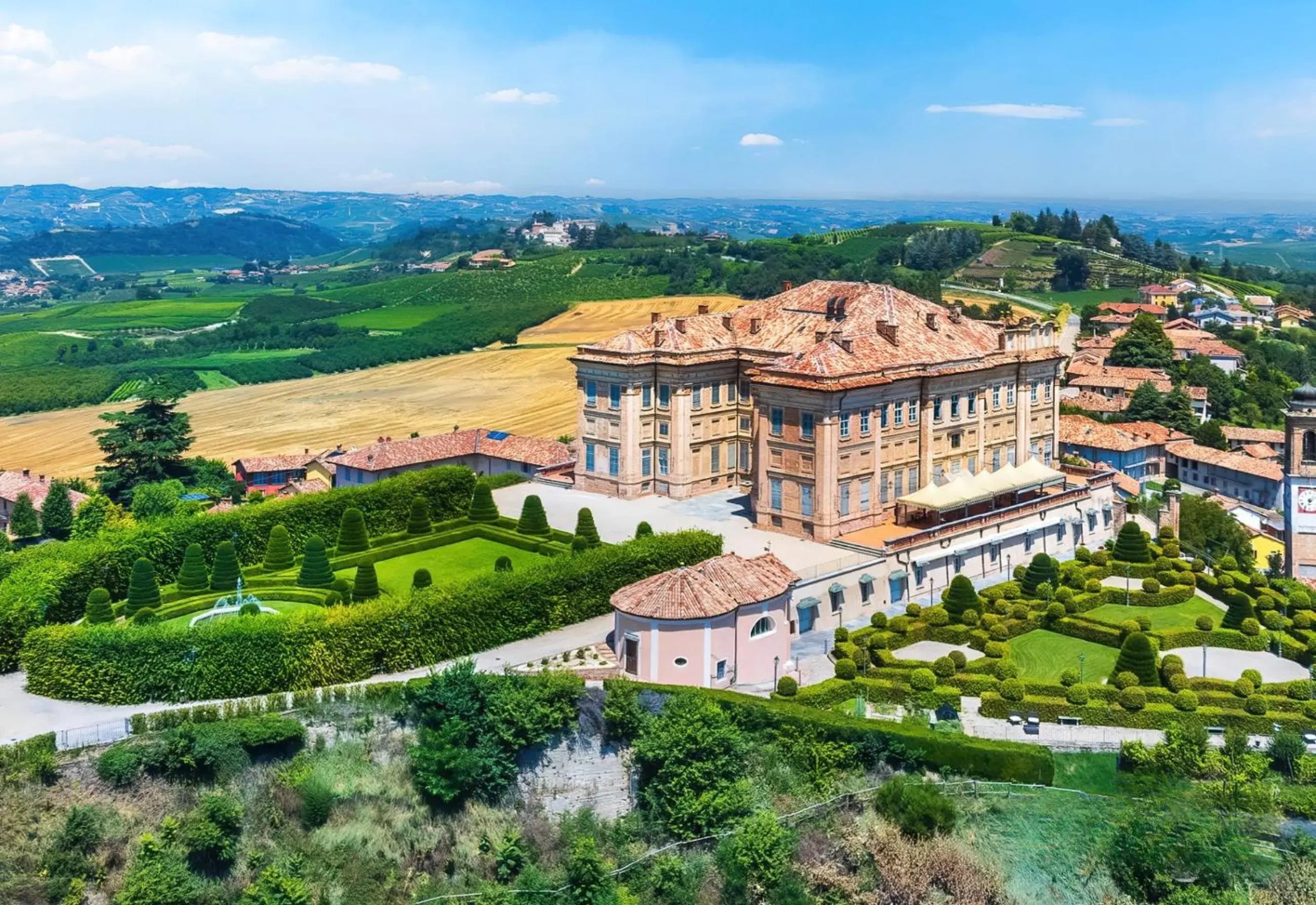 Property building in Castello di Guarene Property building in Castello di Guarene
