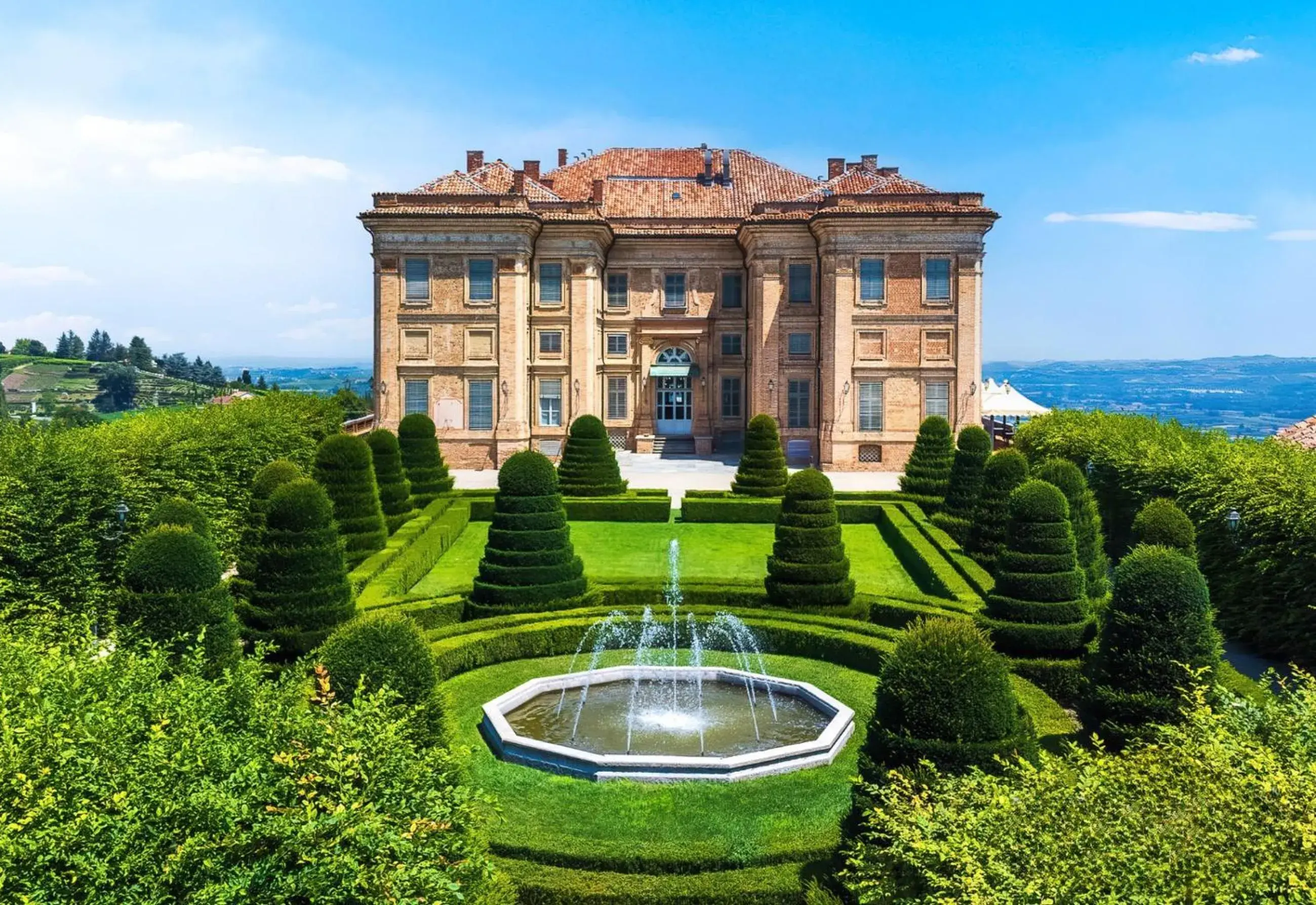 Property building in Castello di Guarene Property building in Castello di Guarene