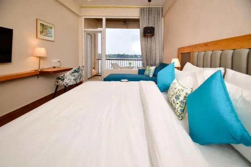 TV and multimedia, Bed in Hotel Aviral Ganga TV and multimedia, Bed in Hotel Aviral Ganga