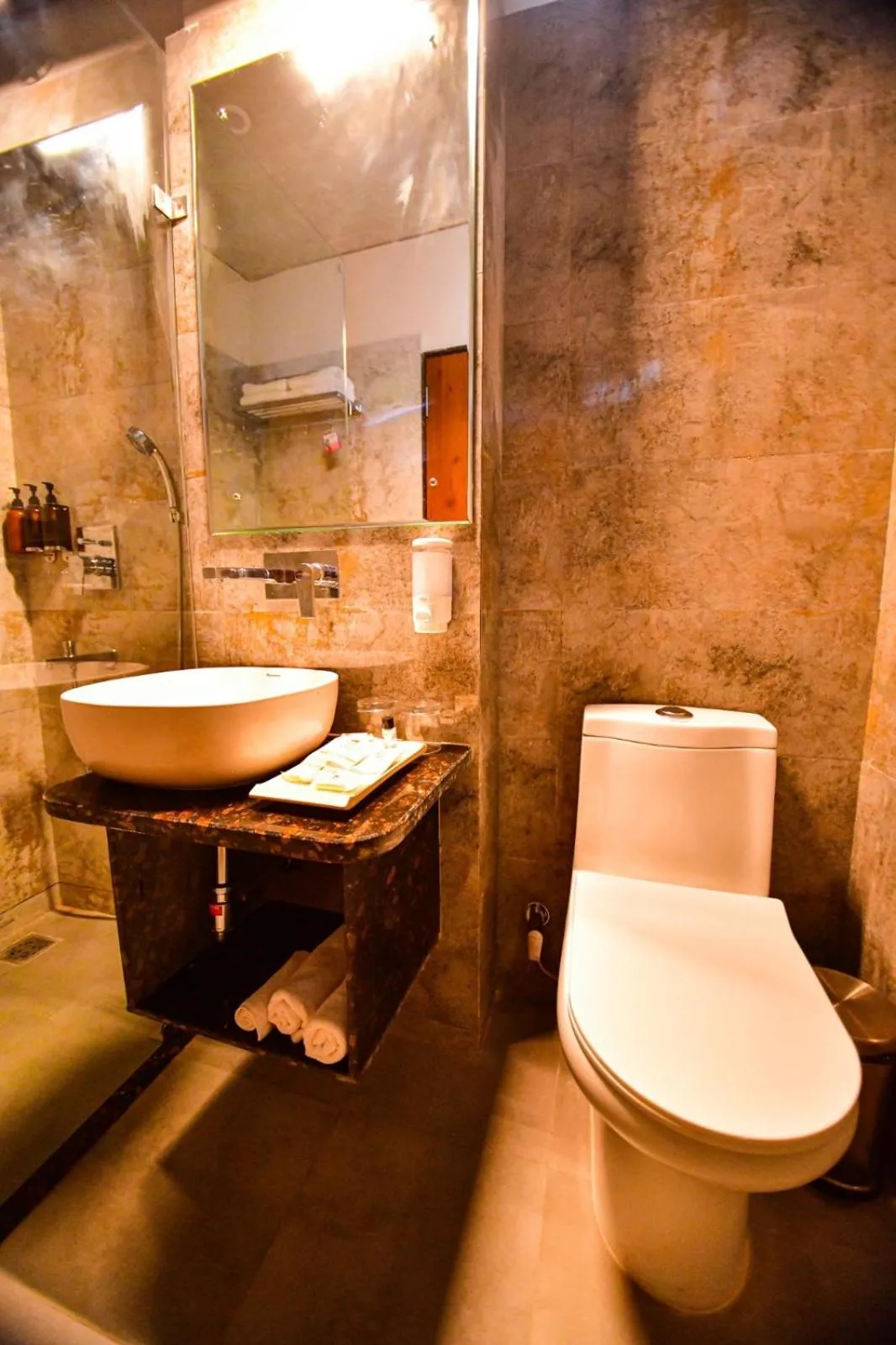 Bathroom in Hotel Aviral Ganga