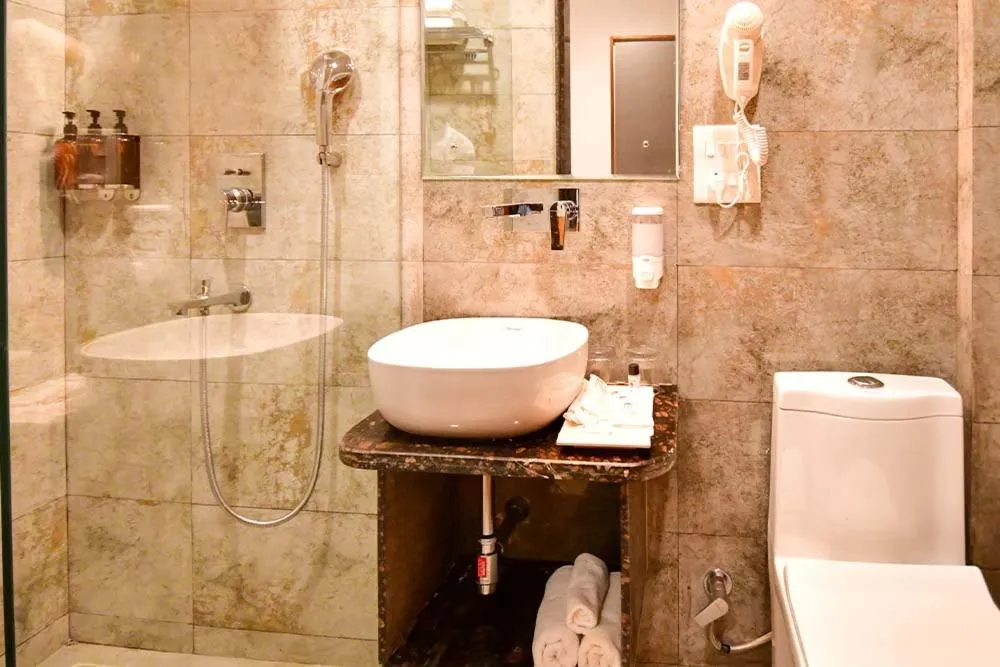 Bathroom in Hotel Aviral Ganga