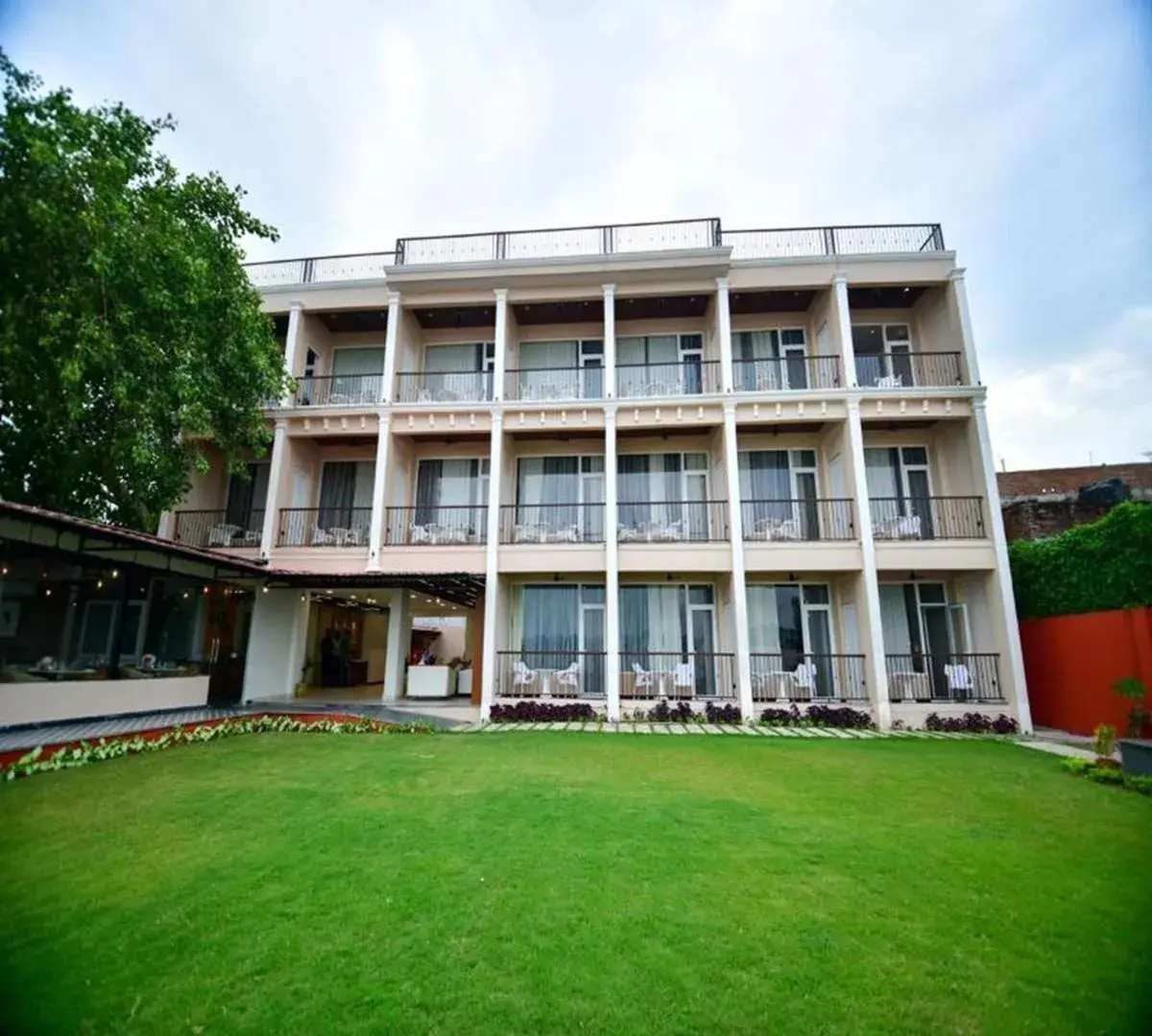 Property building in Hotel Aviral Ganga Property building in Hotel Aviral Ganga