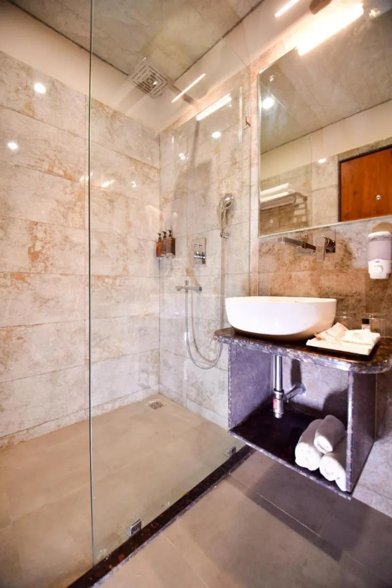 Shower in Hotel Aviral Ganga