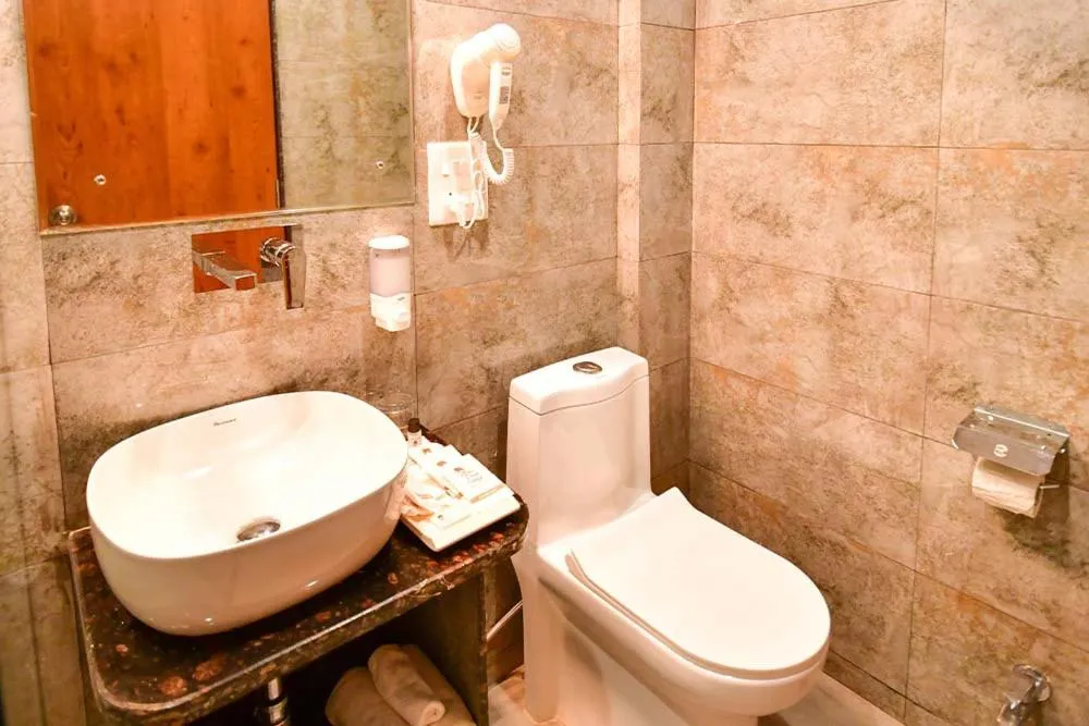 Bathroom in Hotel Aviral Ganga