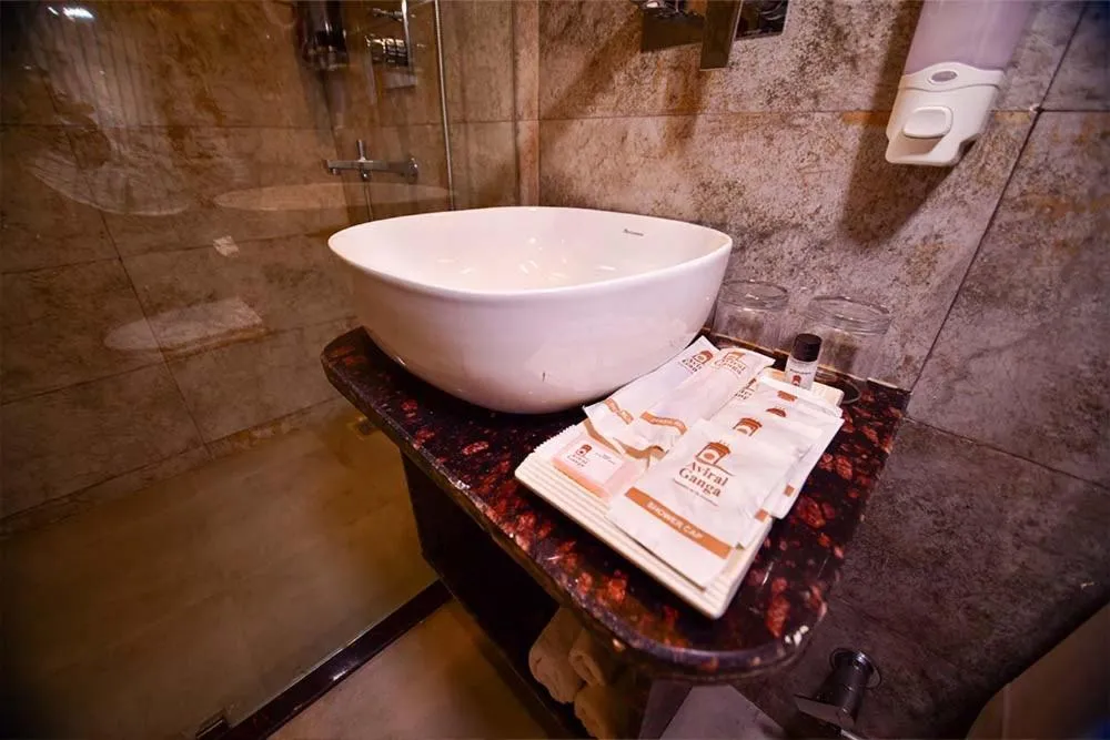 Bathroom in Hotel Aviral Ganga