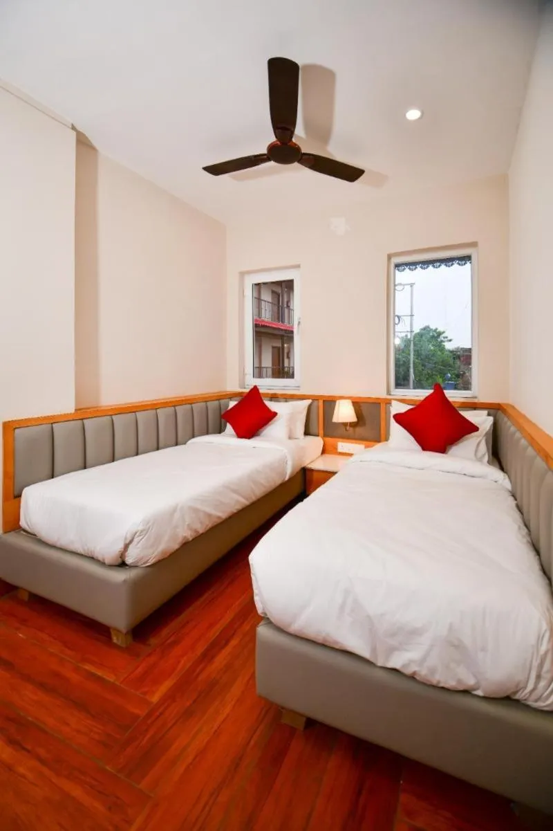 Photo of the whole room, Bed in Hotel Aviral Ganga