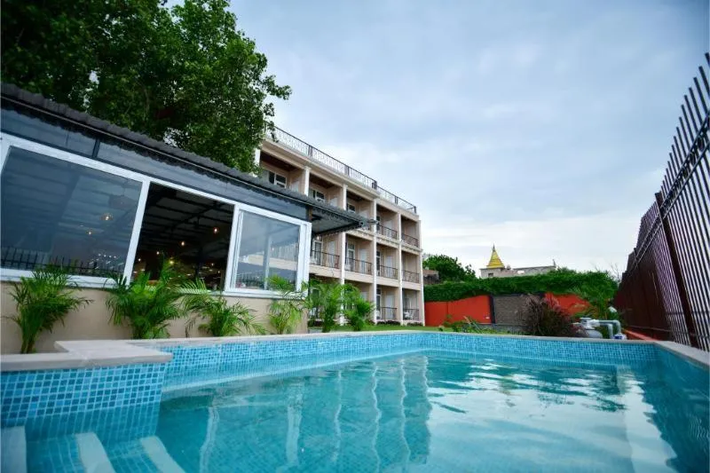 Swimming pool in Hotel Aviral Ganga