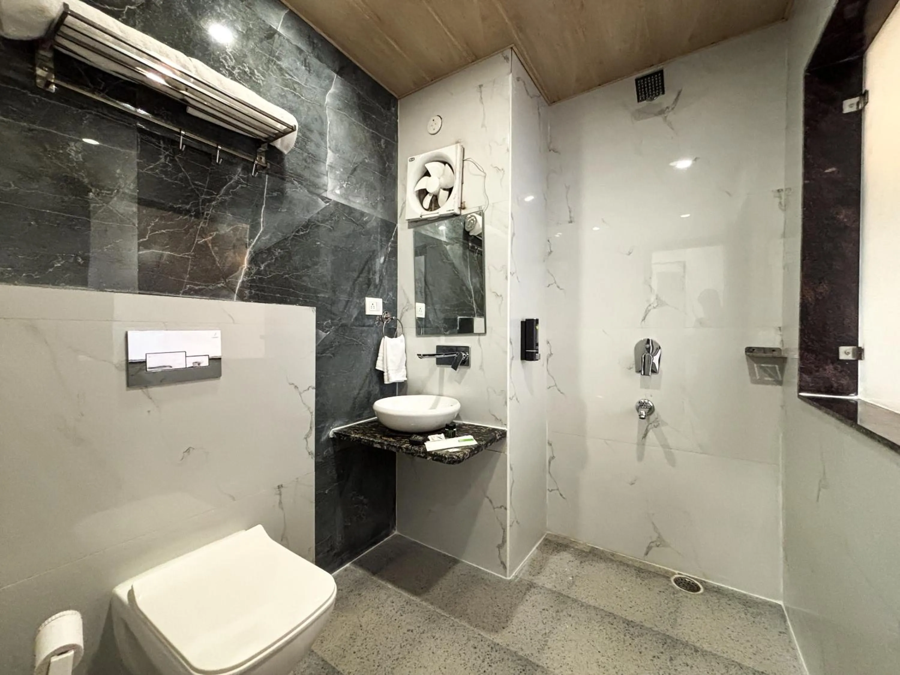 Toilet in Hotel Shoolin Suites Boutique Haridwar