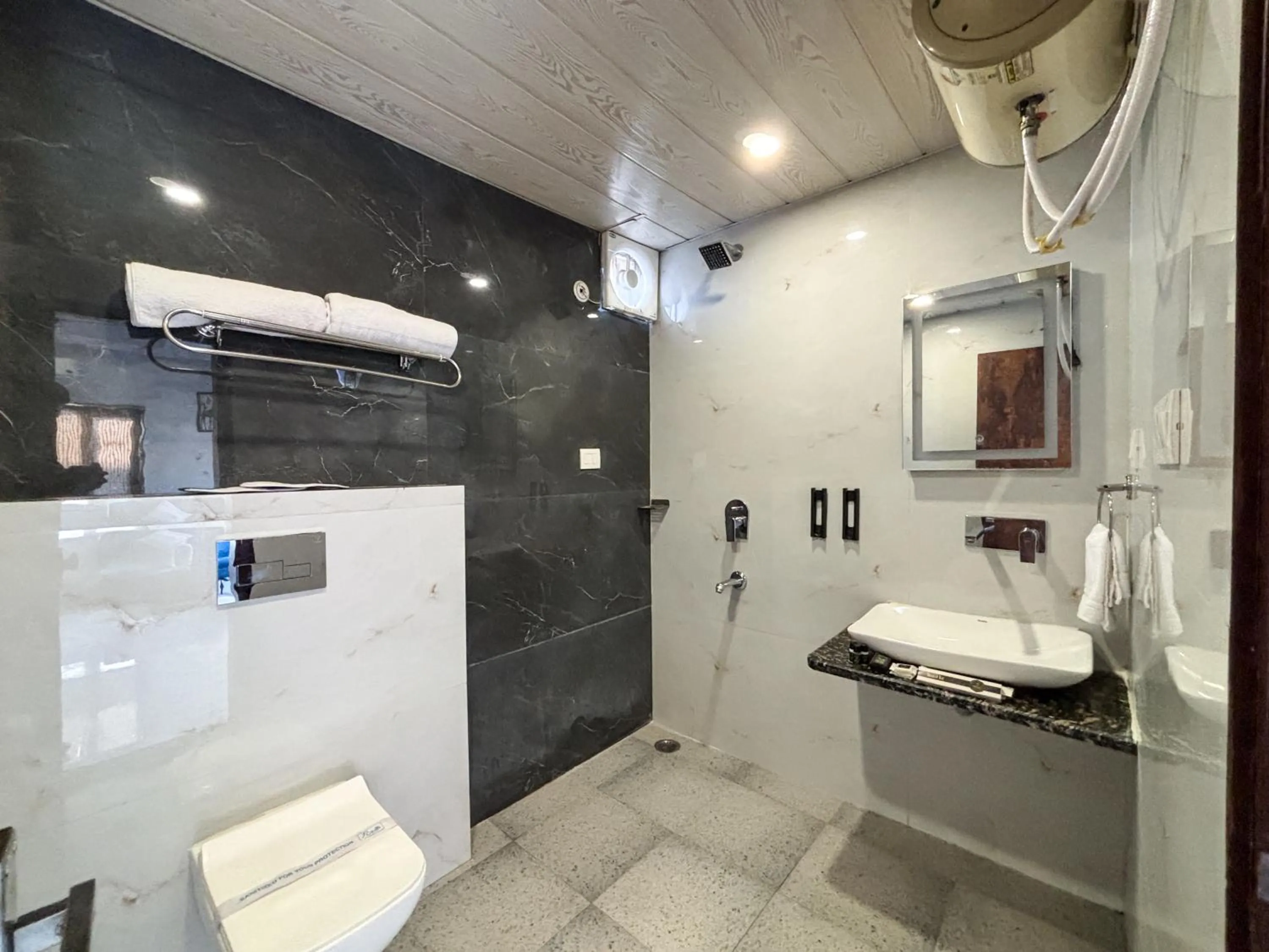 Toilet in Hotel Shoolin Suites Boutique Haridwar