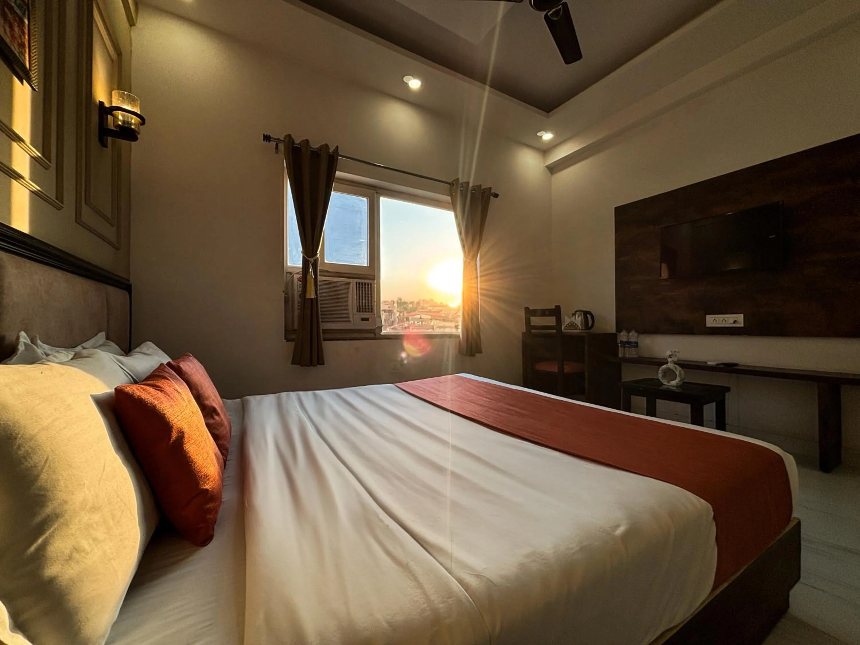 Bed in Hotel Shoolin Suites Boutique Haridwar