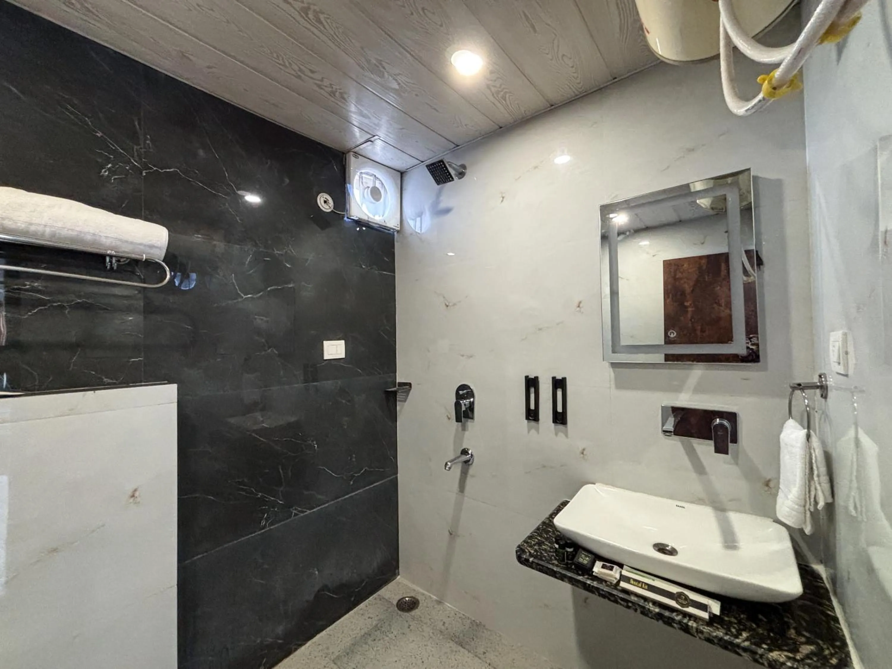 Bathroom in Hotel Shoolin Suites Boutique Haridwar
