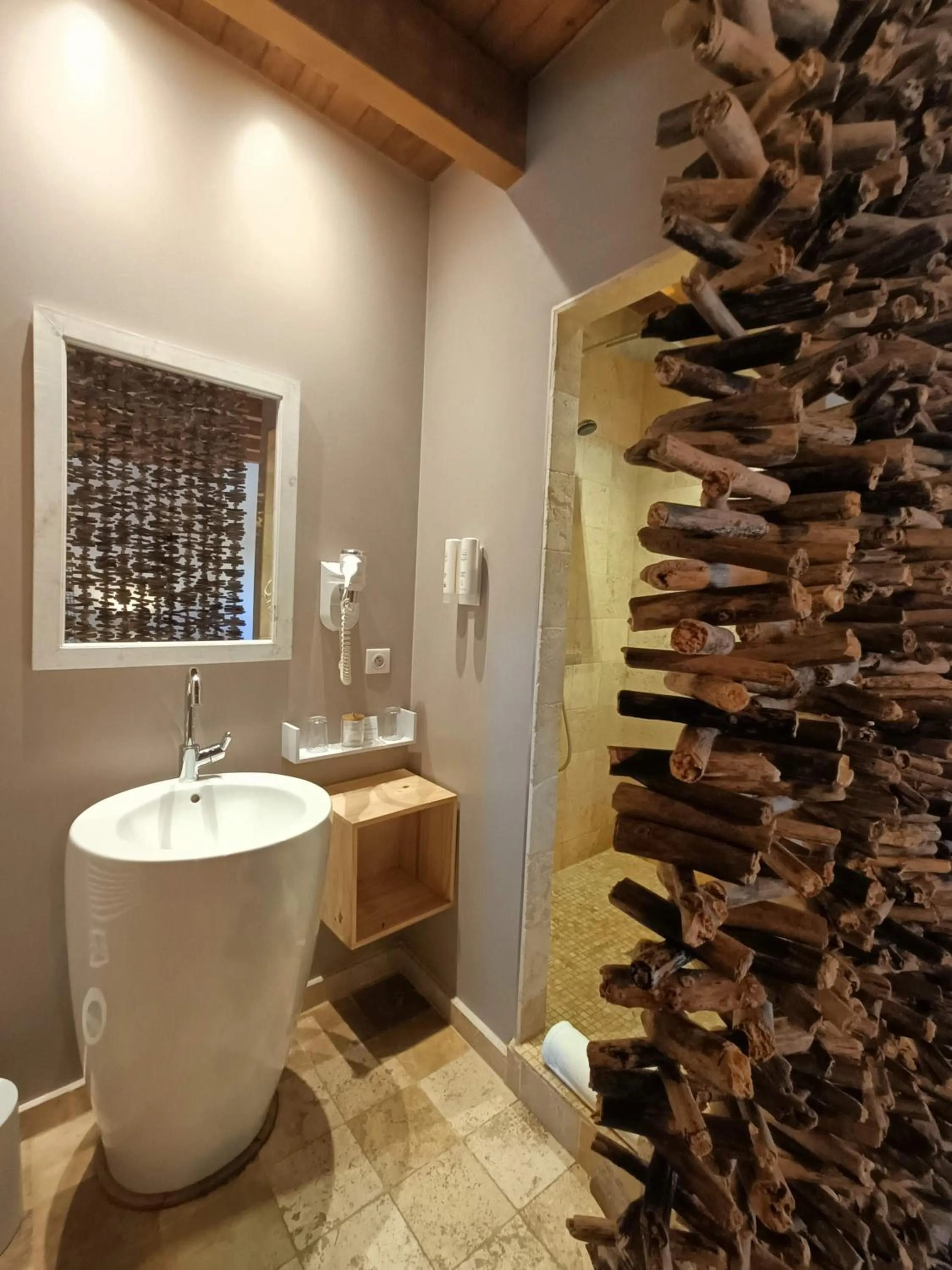 Shower in Les Chambres De La Renaissance