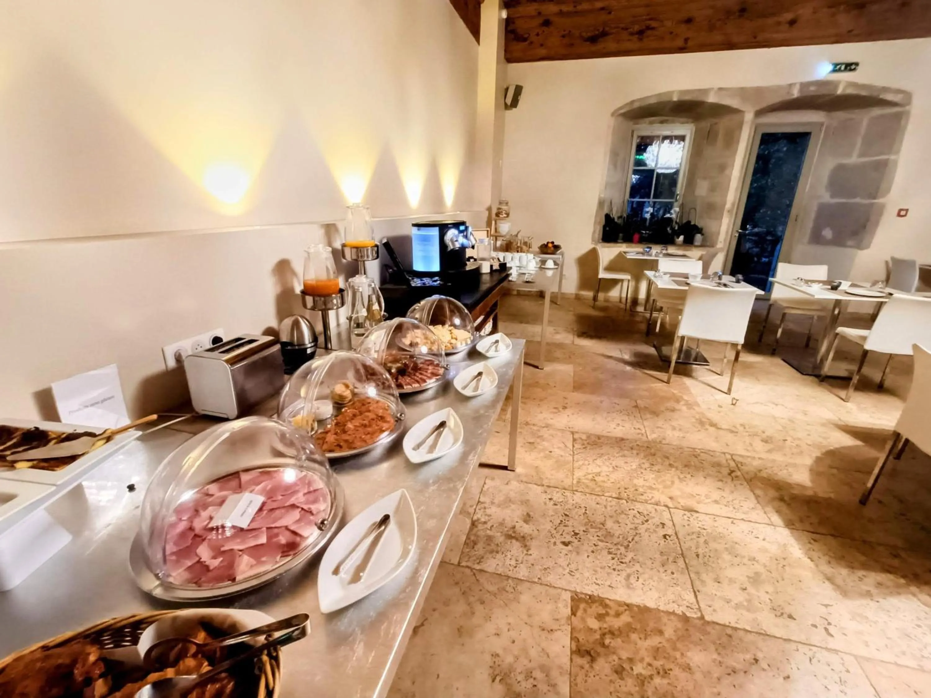 Restaurant/places to eat in Les Chambres De La Renaissance