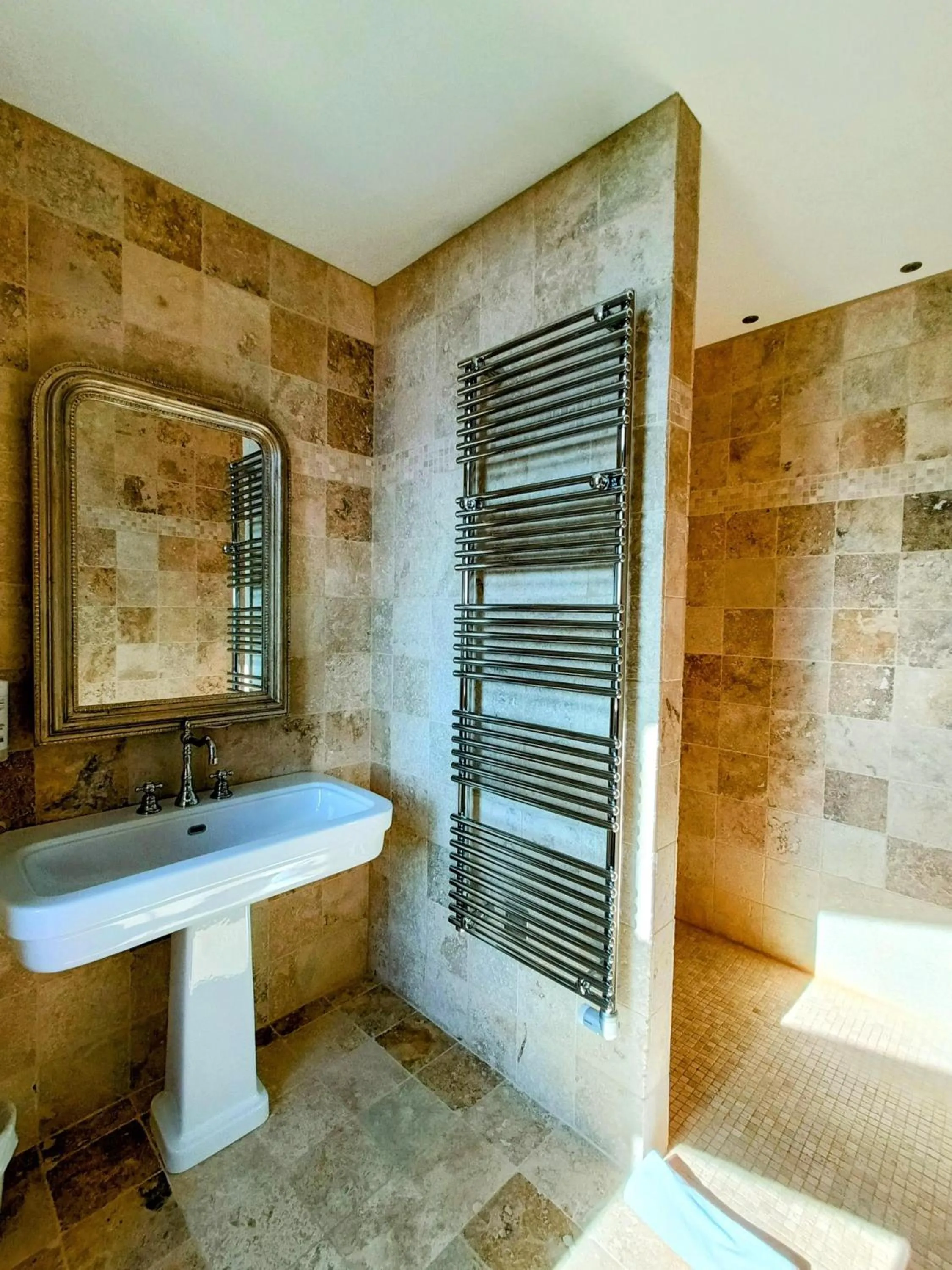 Shower in Les Chambres De La Renaissance